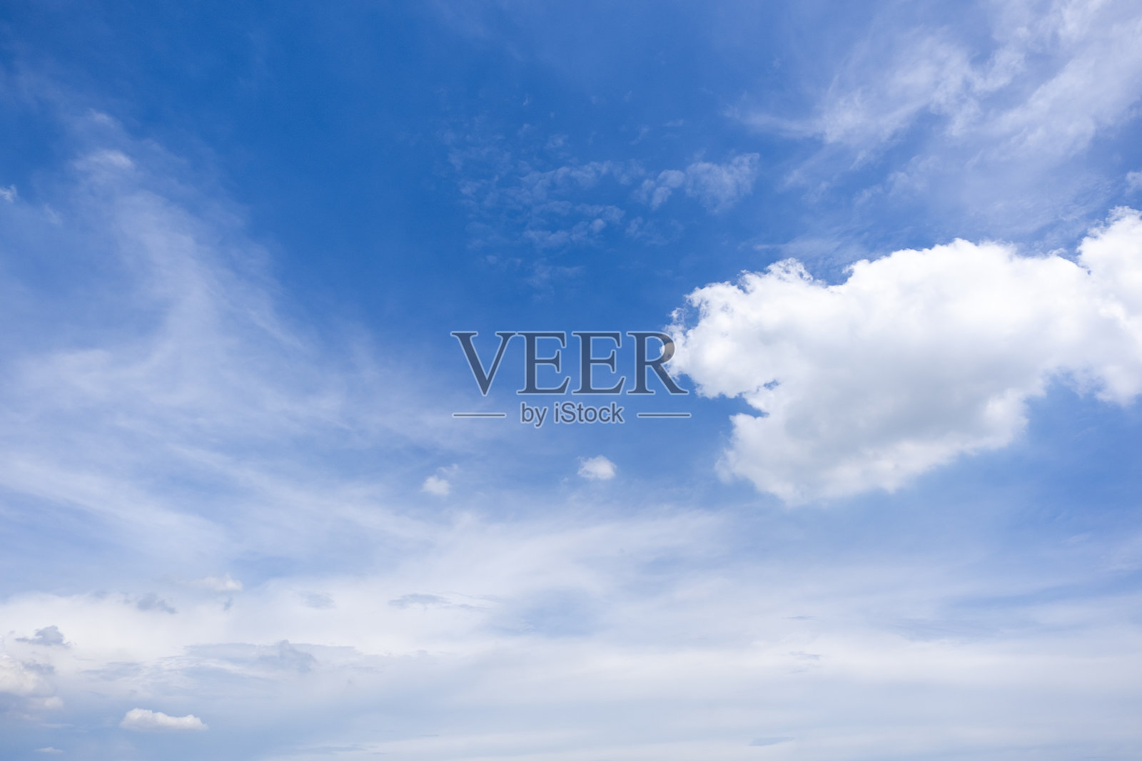 清澈蓝天和云朵的全景，蓝天背景上点缀着细小的云朵。蓝天中的白色蓬松云朵。引人入胜的库存照片，展现了天空和云朵的迷人之美。照片摄影图片