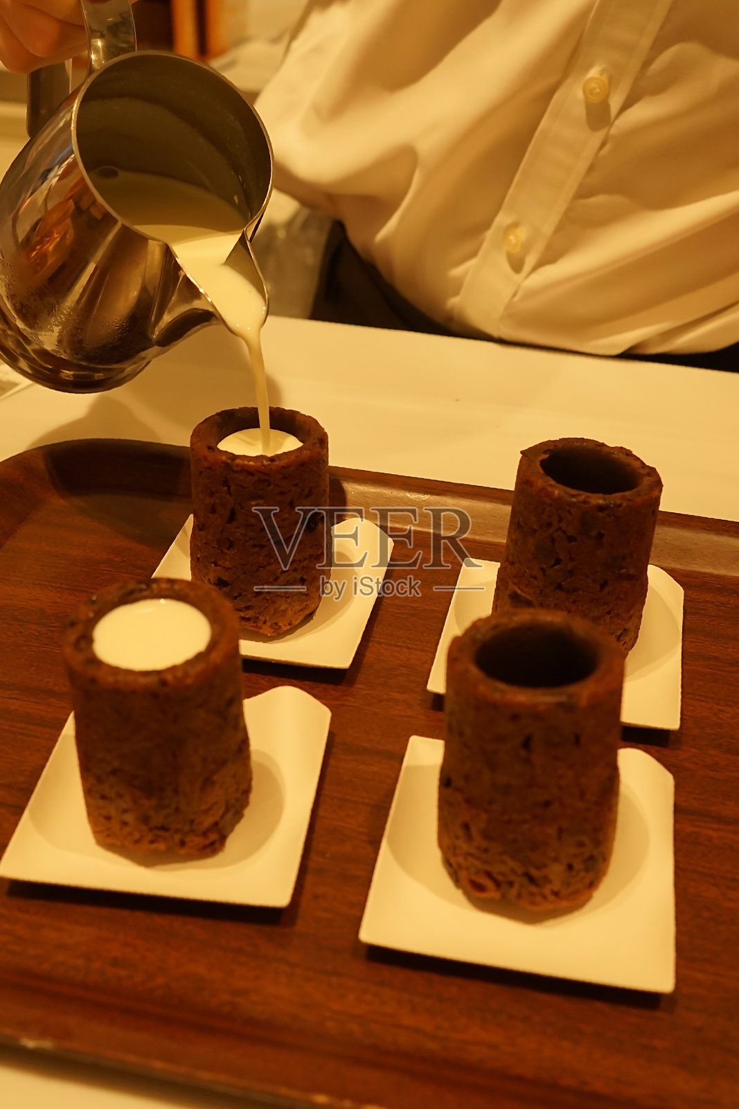 巧克力杯中的新鲜牛奶特写照片摄影图片