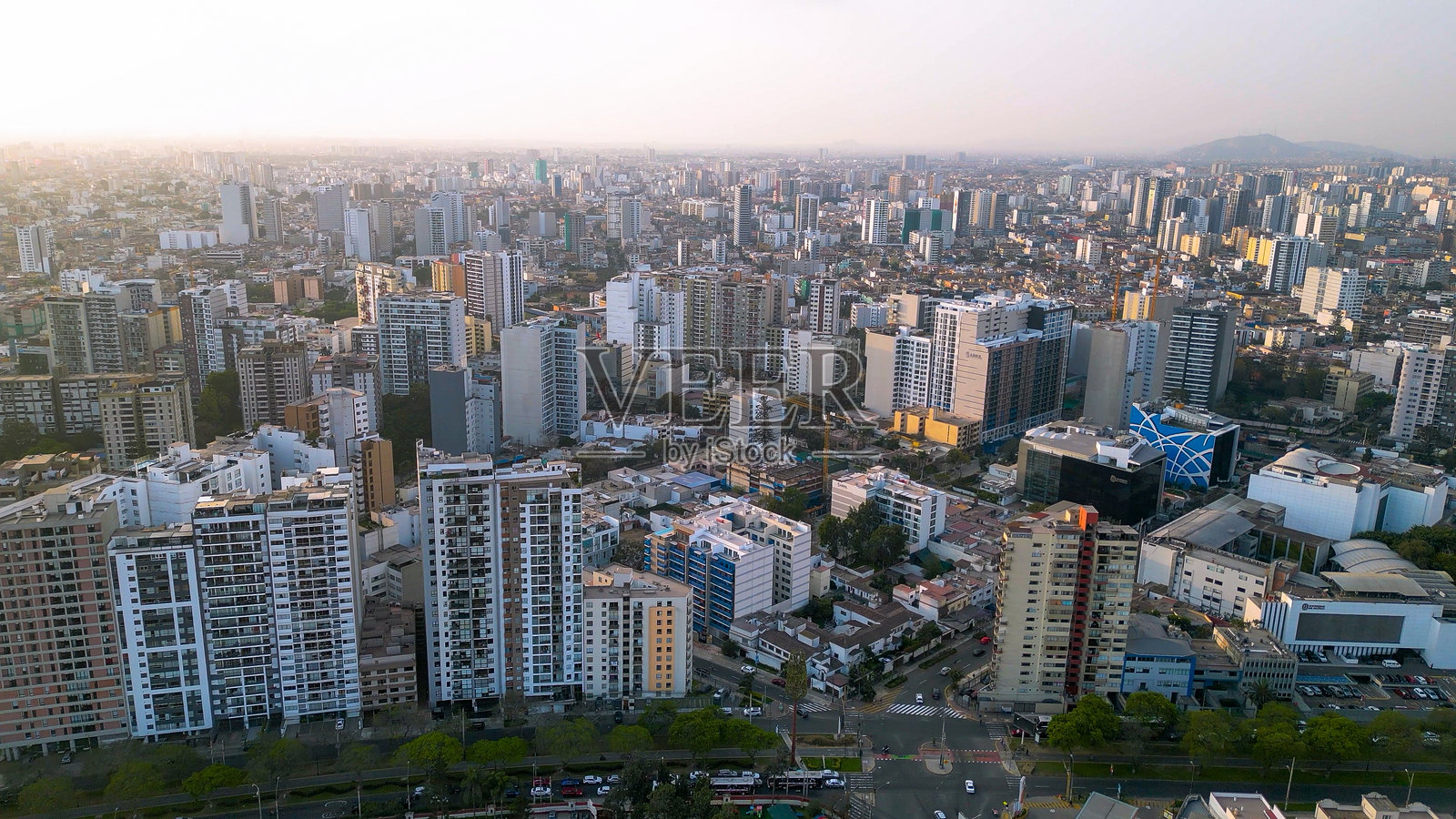 利马市在黄昏时分的航拍全景。照片摄影图片
