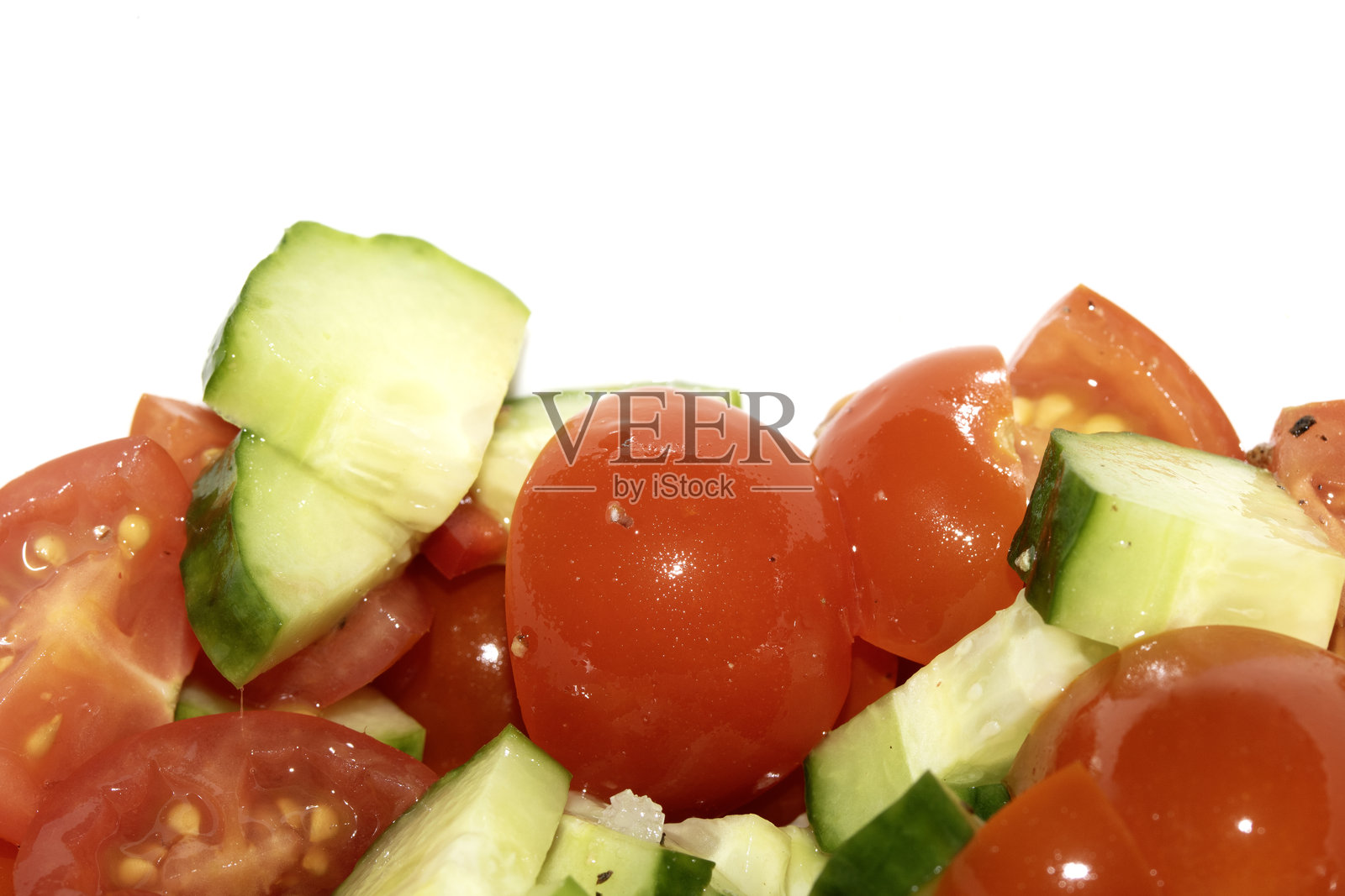 新鲜沙拉，切好的番茄和黄瓜，背景为白色照片摄影图片
