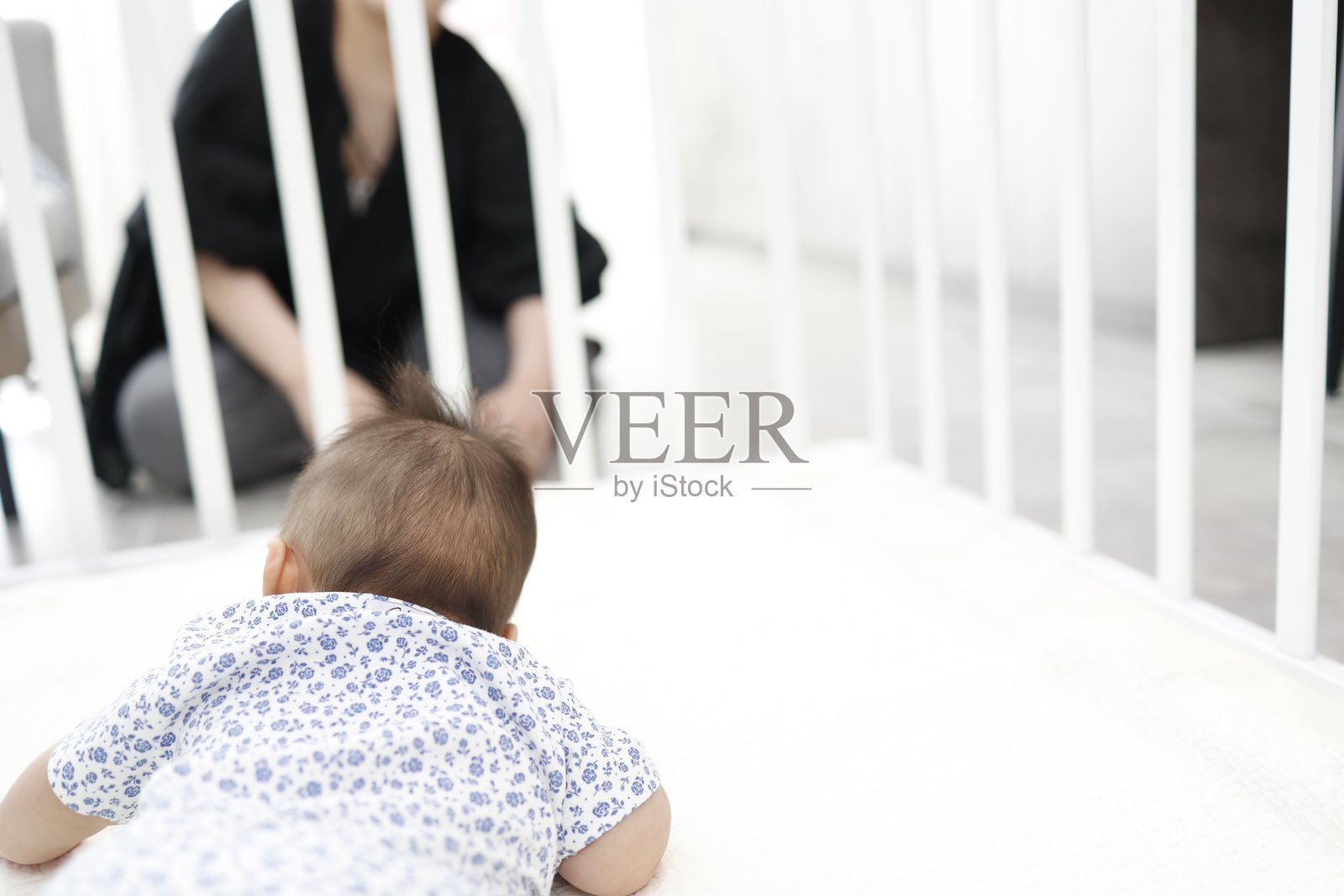 婴儿后脑勺的稀疏头发。照片摄影图片