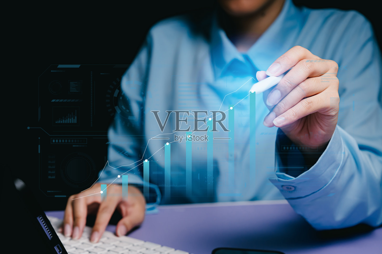 商业增长。专业数据分析师在现代工作空间中使用数字工具从笔记本电脑上可视化增长趋势和指标。照片摄影图片