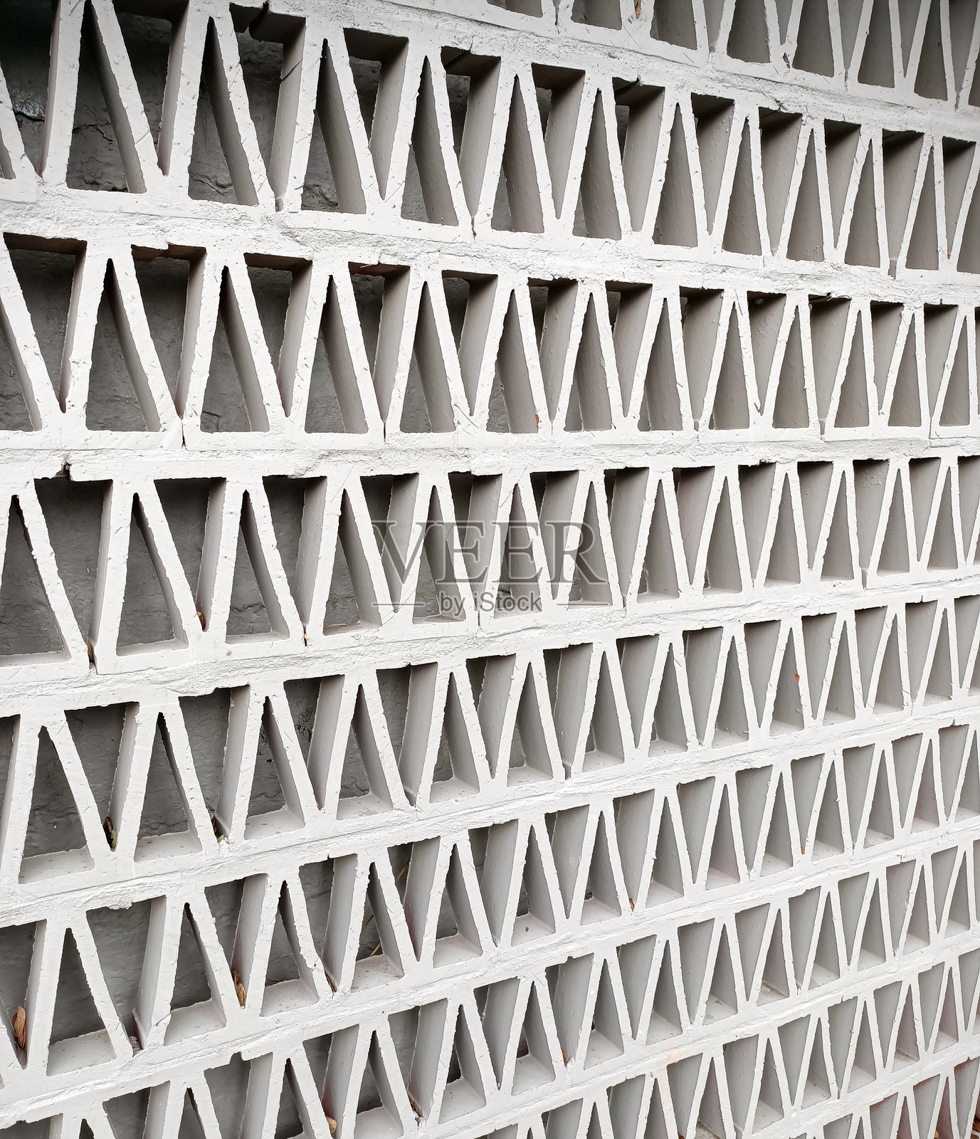 建筑外立面的墙体隔断，采用混凝土和钢材以倾斜的图案设计，呈现抽象的外观。照片摄影图片