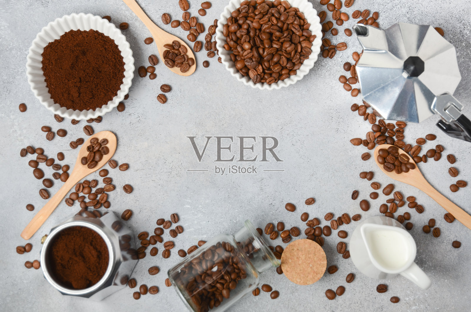 咖啡准备场景，艺术性地排列着磨好的咖啡、咖啡豆和冲泡设备，背景为有纹理的表面，留有设计用的空白区域。照片摄影图片