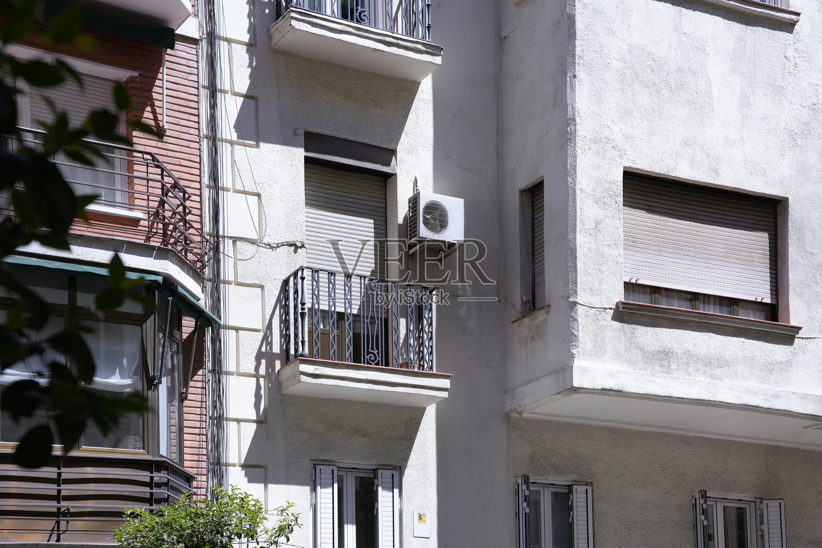 白色建筑外立面，带阳台和空调单元，展示城市建筑风格照片摄影图片