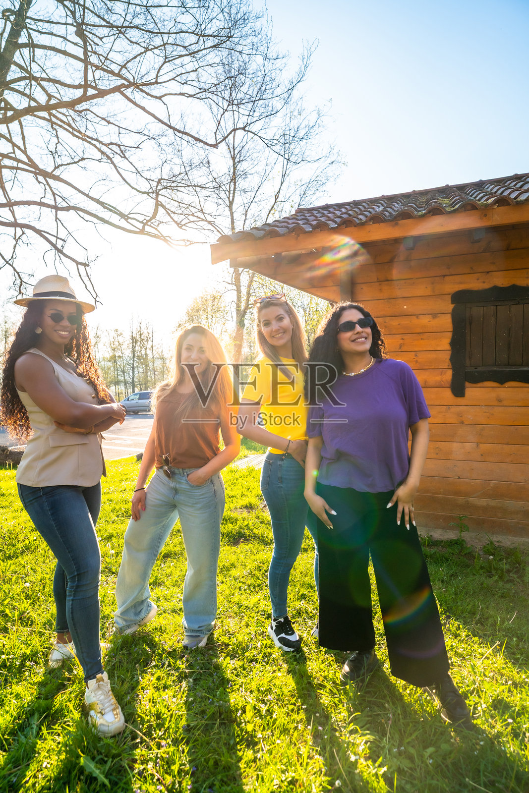 四位年轻女性在公园里一起摆姿势合影照片摄影图片