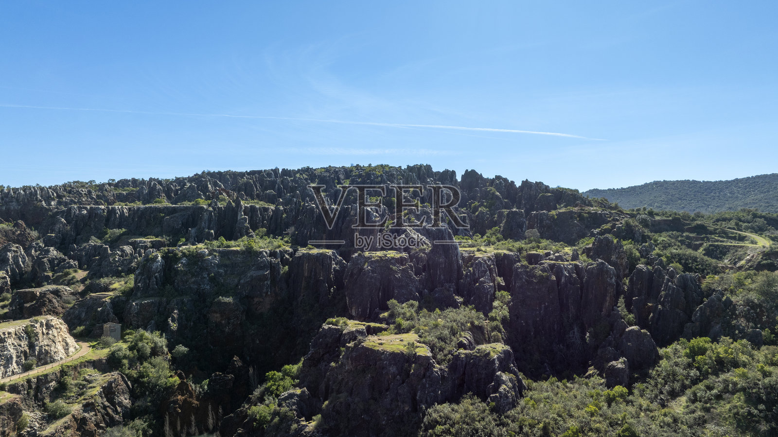 西班牙塞维利亚北部自然公园的铁山景观。照片摄影图片
