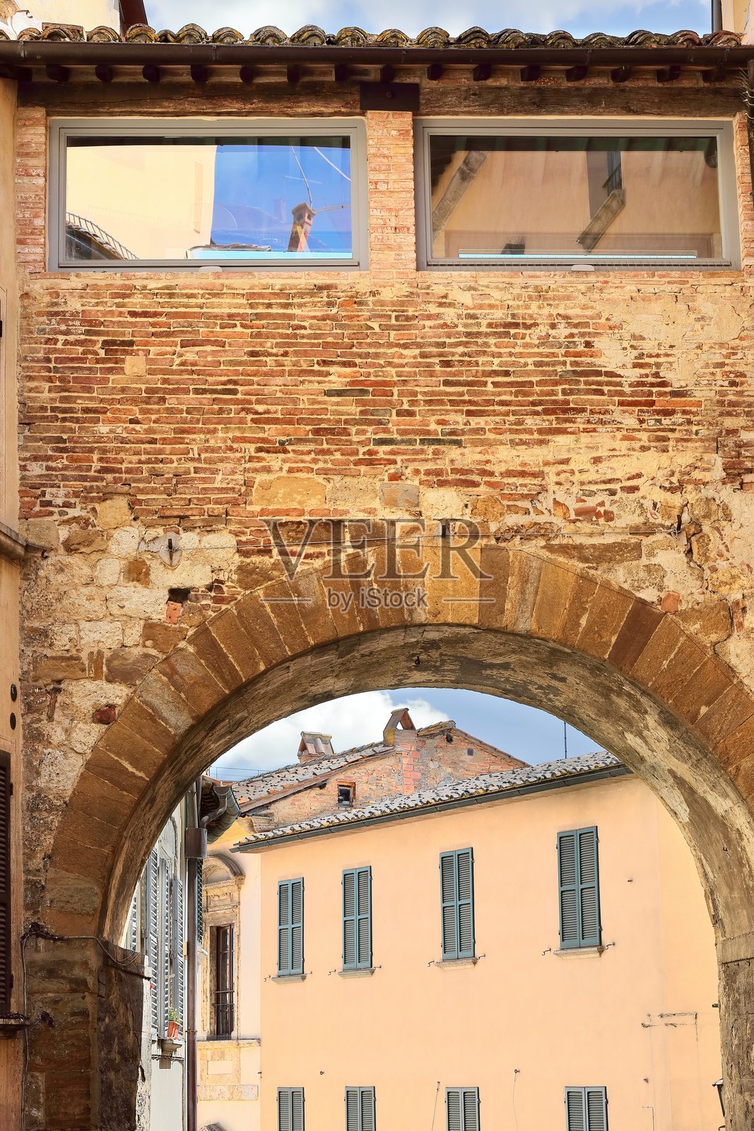 卡维纳拱门和大门，建于1157年，位于两个伊特鲁里亚墓葬上，是沃尔泰亚街的起点。蒙特普尔恰诺-托斯卡纳-意大利-032照片摄影图片