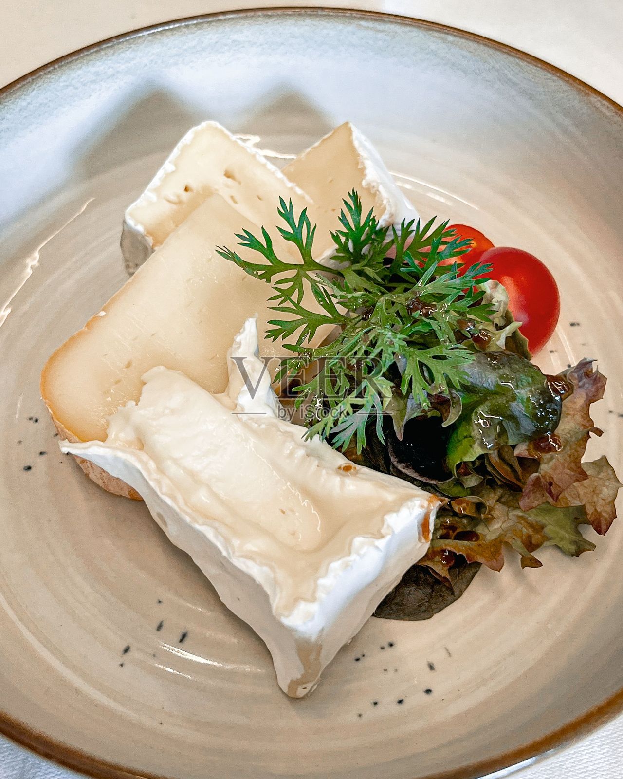 布里奶酪配新鲜绿叶蔬菜和番茄照片摄影图片