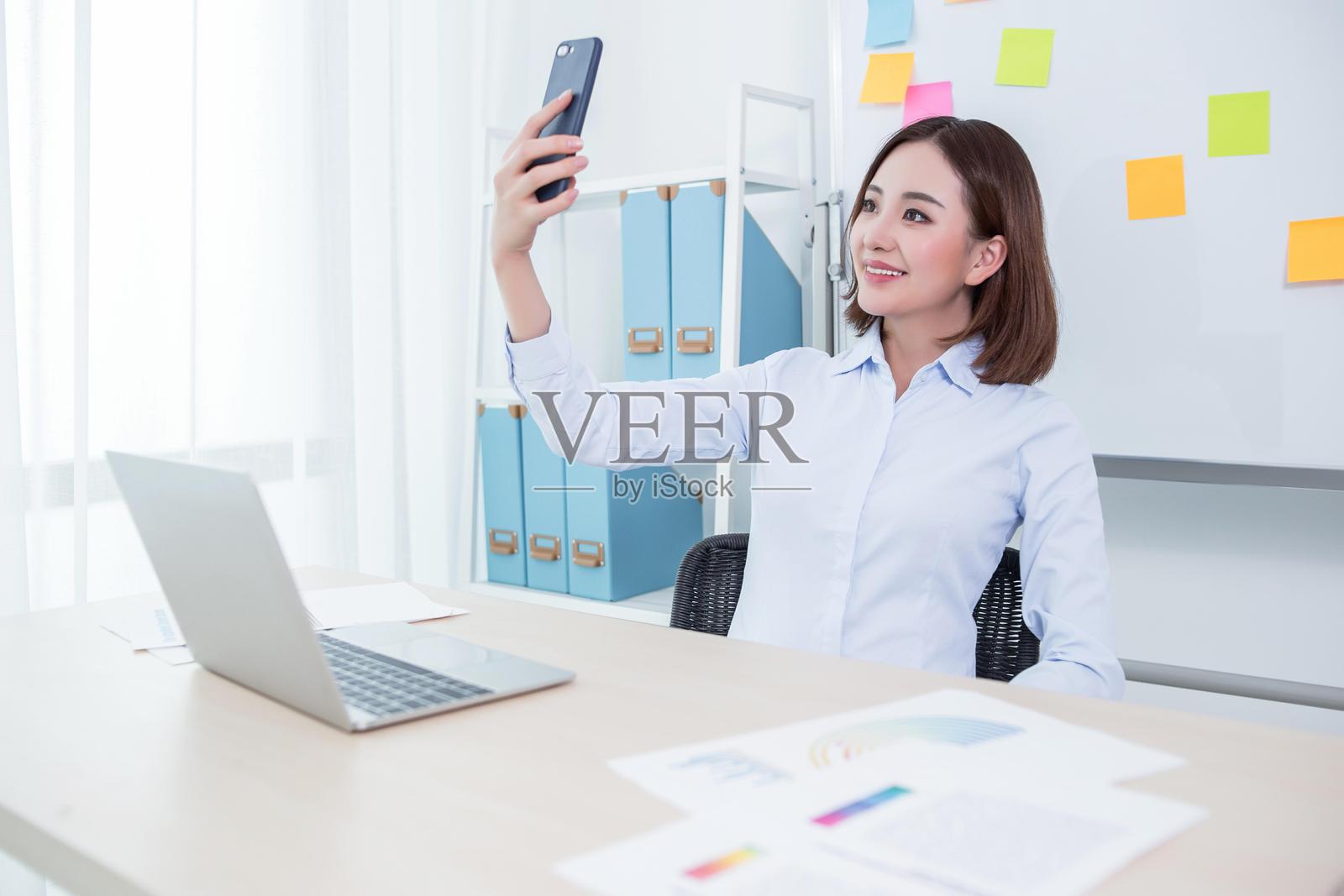现代办公室中自拍的女商人照片摄影图片