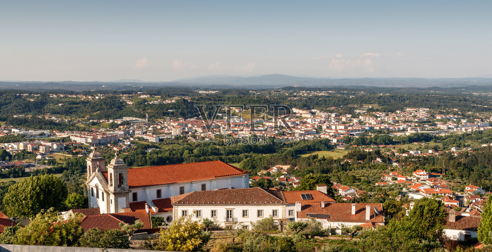 葡萄牙奥雷姆市的全景，前景是中世纪村庄，阳光明媚。照片摄影图片
