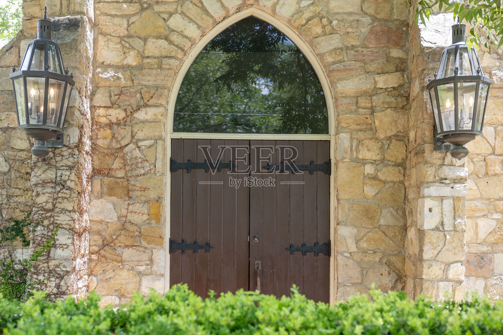 石拱门配有木门和灯笼照片摄影图片