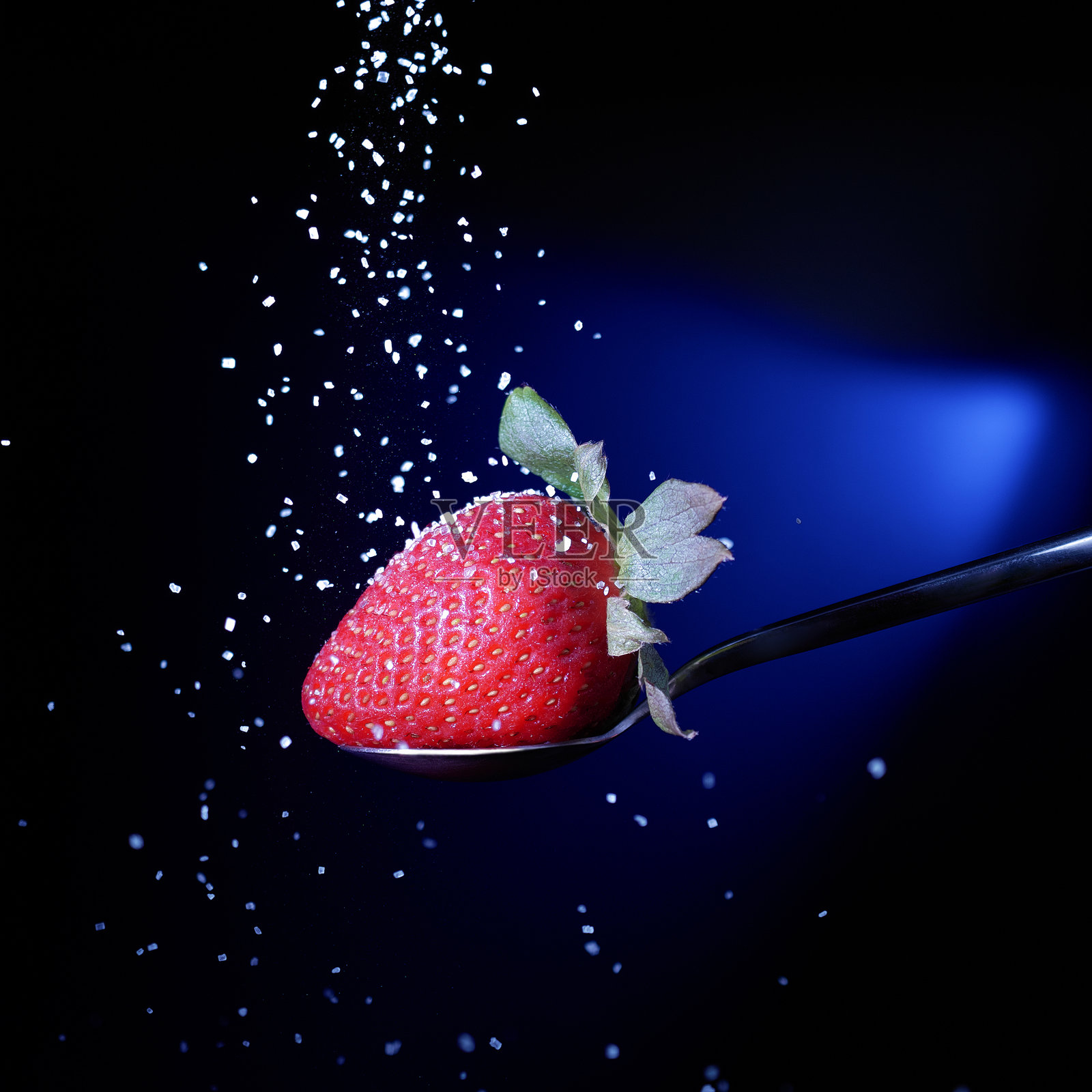 一颗撒了糖的草莓照片摄影图片