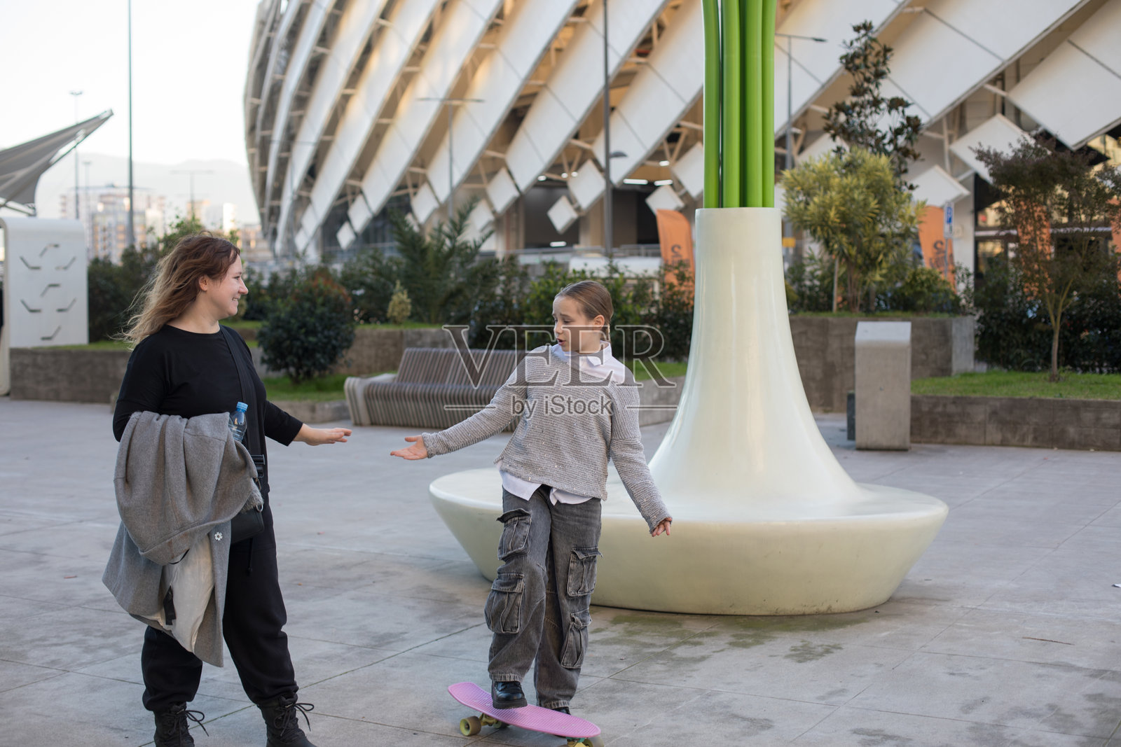有趣的女儿和母亲在户外玩得很开心照片摄影图片