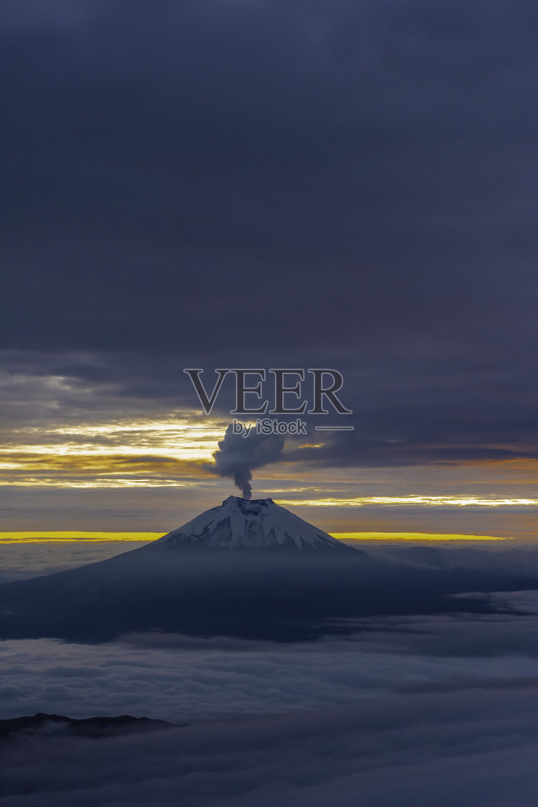 厄瓜多尔伊利尼萨火山在日落时分喷发，云层景观壮观照片摄影图片