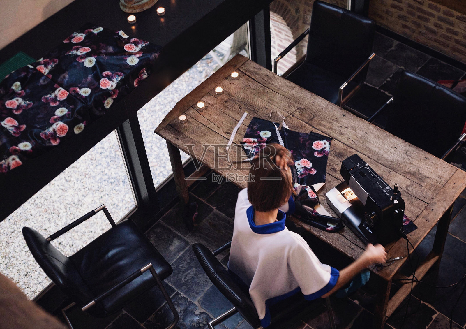 从上方看女性在黑色家用缝纫机上缝纫照片摄影图片