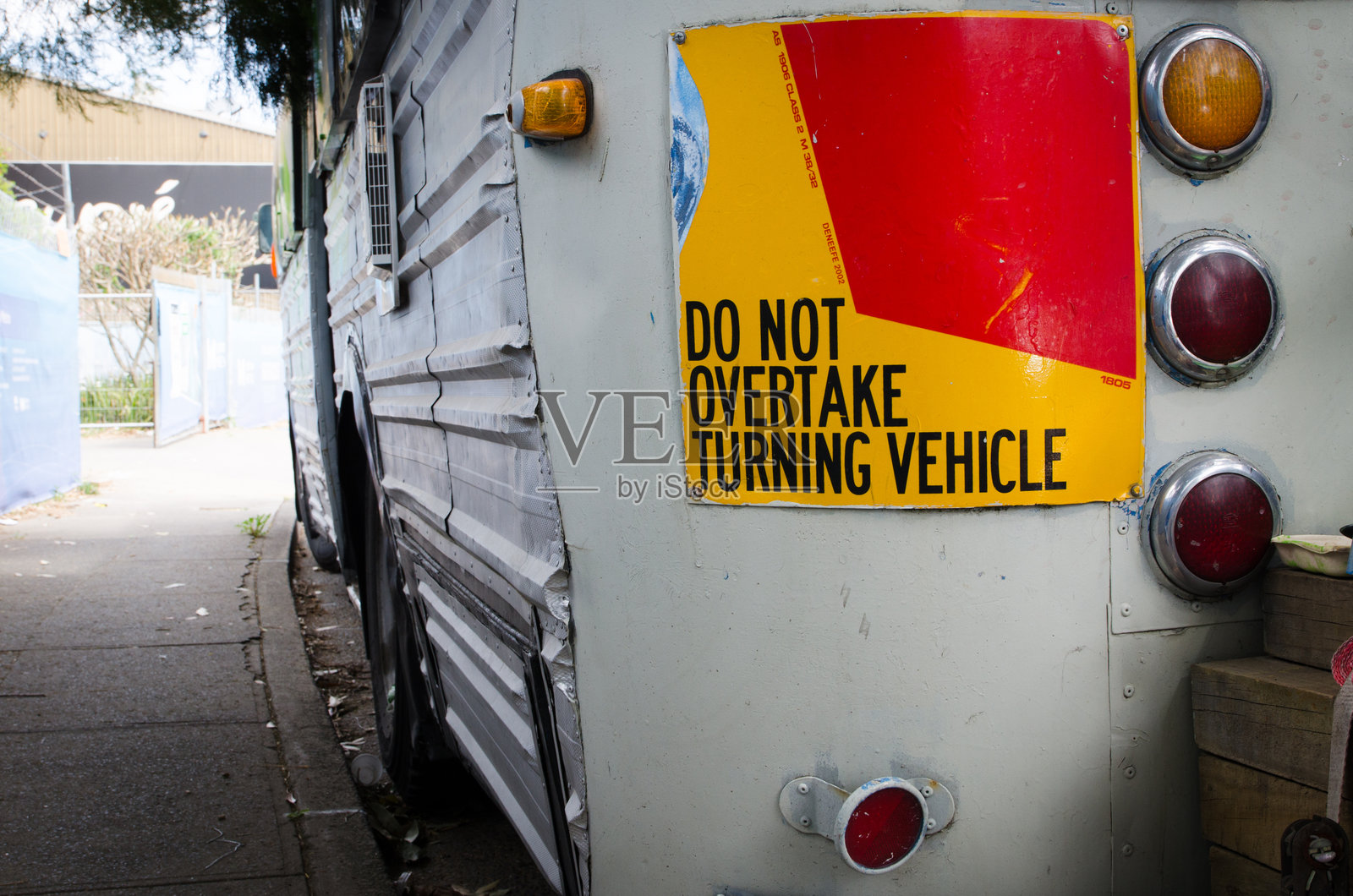 禁止超车转弯车辆标志。照片摄影图片