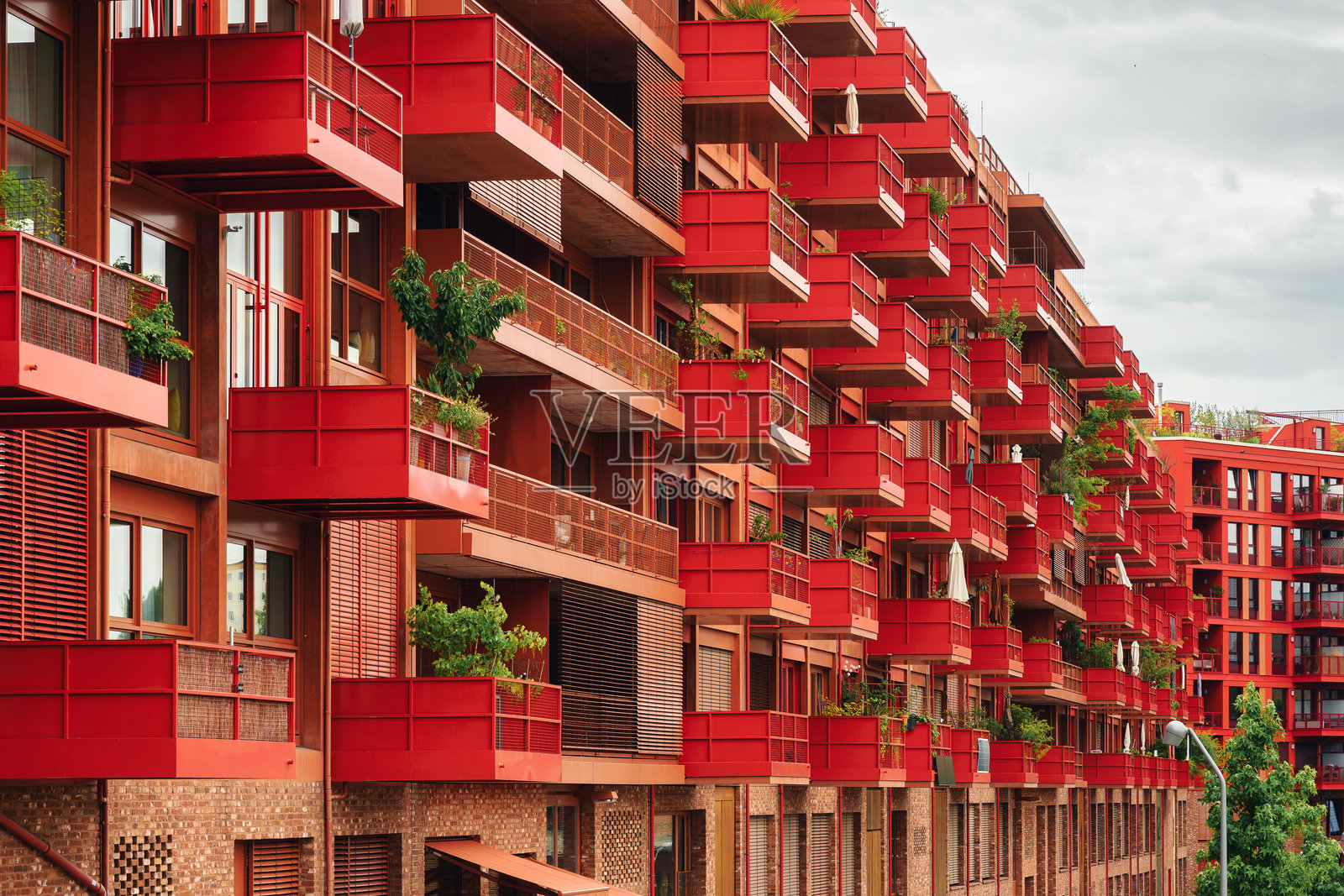 现代红色外立面与立方体阳台照片摄影图片