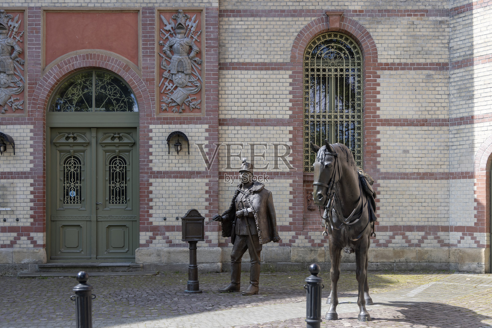 波兰乌兰骑兵和匈牙利轻骑兵的纪念碑位于波兰普热梅希尔的骑士门前(Brama Rycerska)照片摄影图片