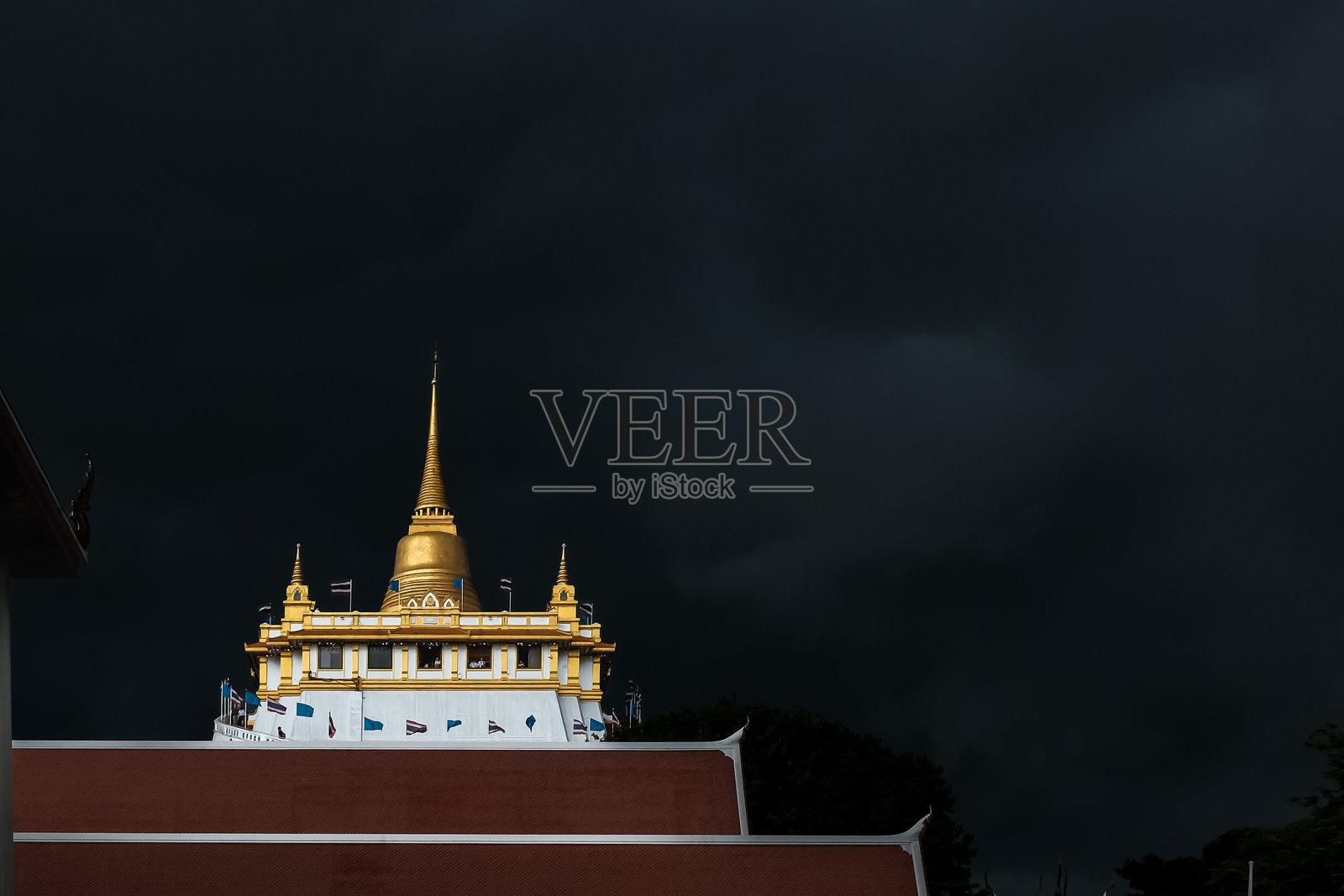 曼谷泰国的金山被乌云笼罩，顶部看起来在下雨前显得有些可怕。照片摄影图片