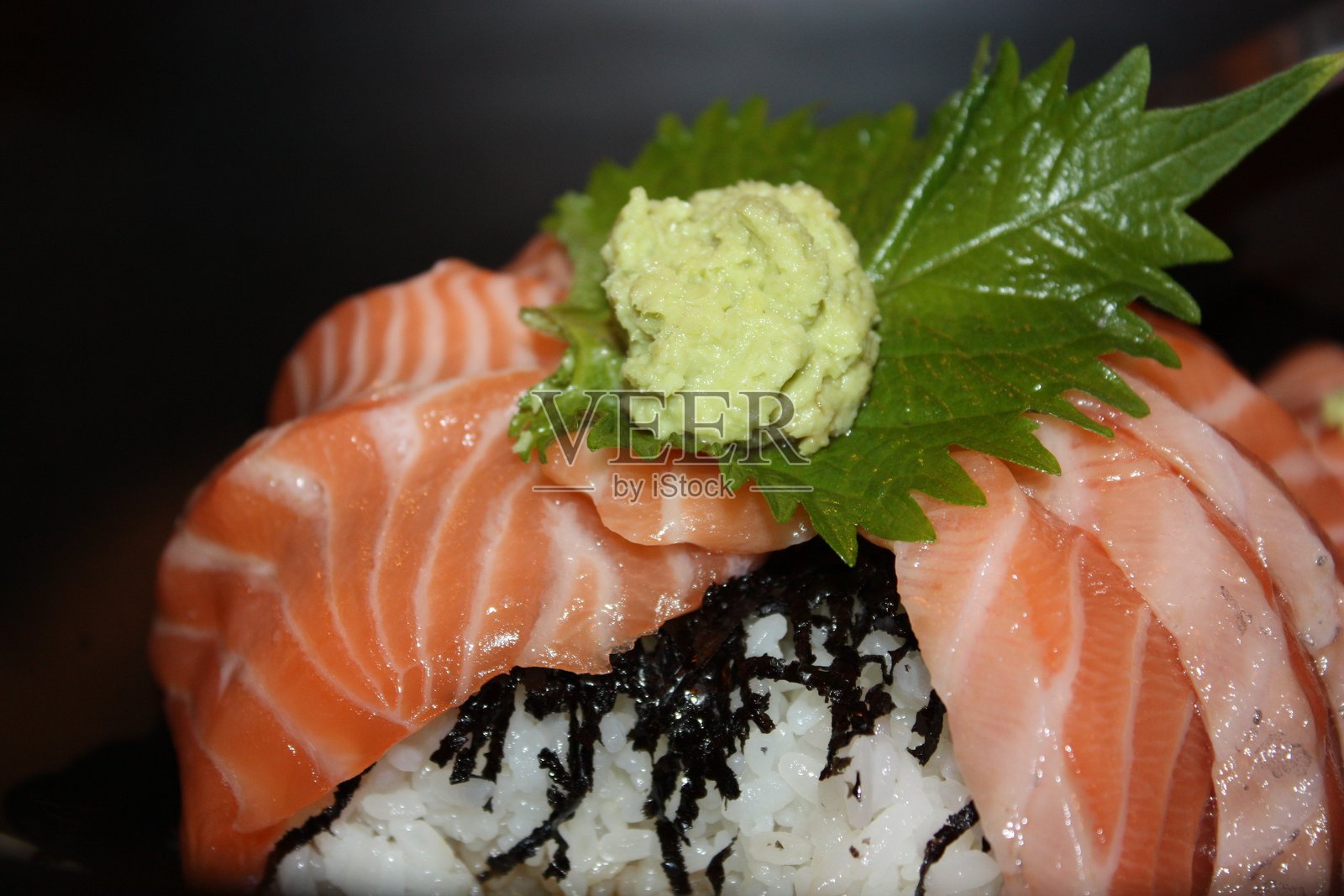 韩国的三文鱼丼饭照片摄影图片