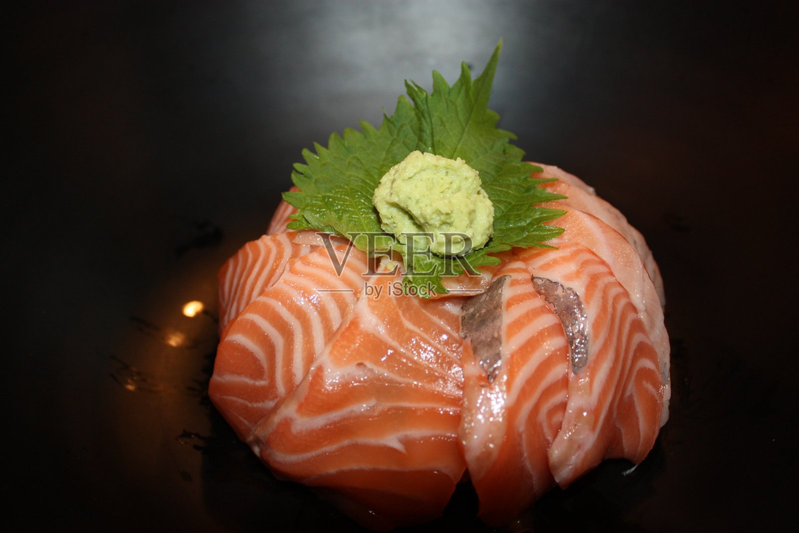 韩国的三文鱼丼饭照片摄影图片