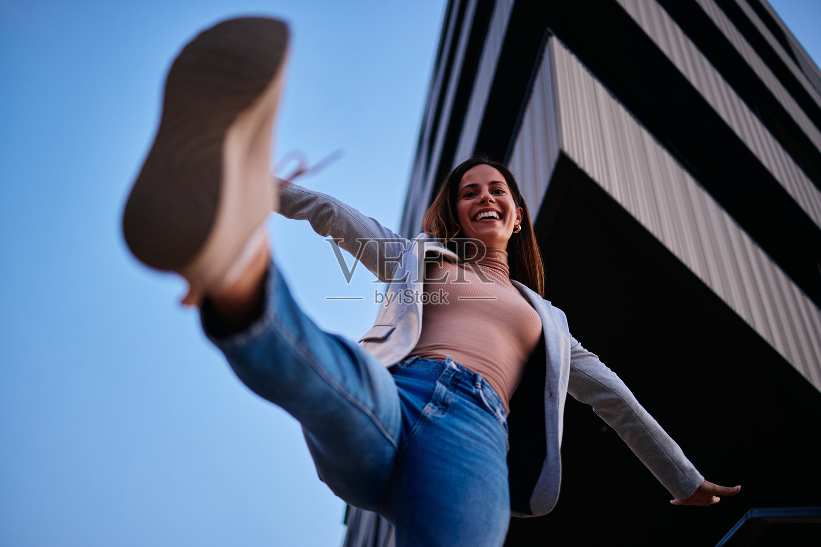 快乐的女性在户外享受城市环境和积极的能量照片摄影图片