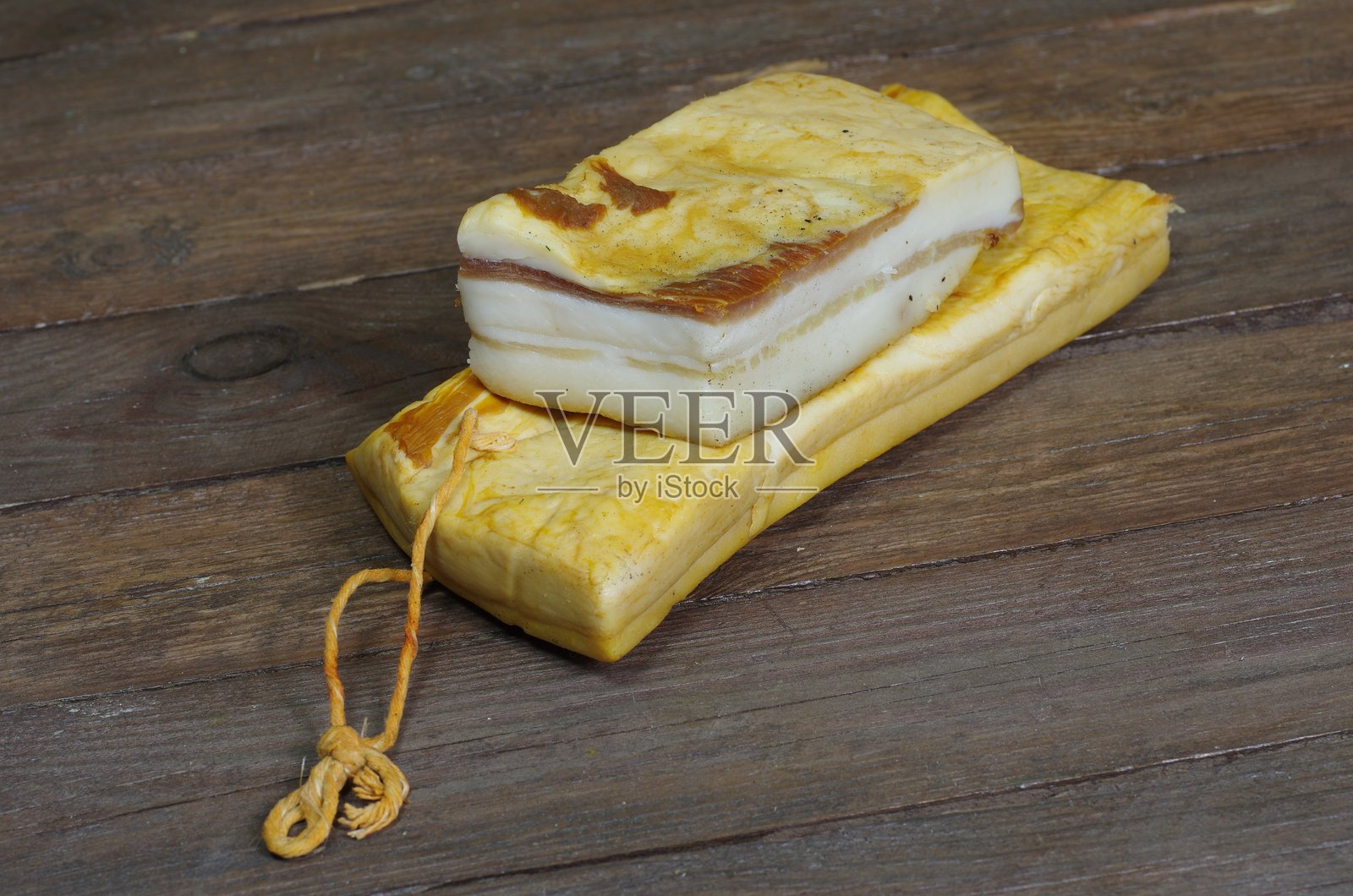 烟熏培根放在木板背景上照片摄影图片