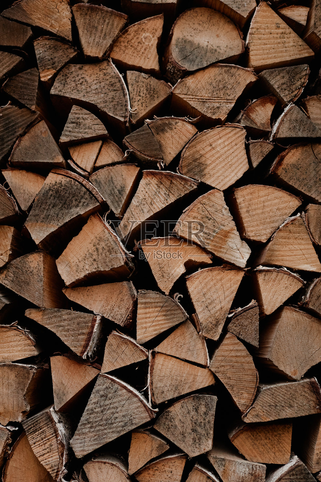 堆叠的木柴整齐地堆放在乡村住宅中以供取暖照片摄影图片
