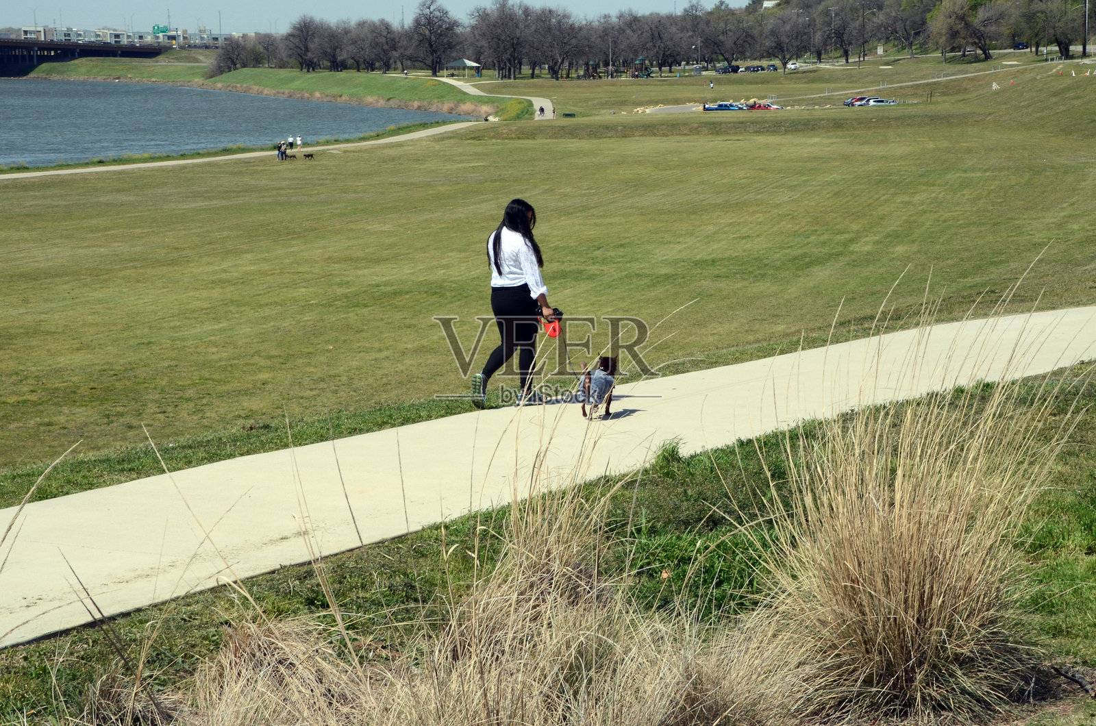 人们在德克萨斯州沃斯堡的河滨公园享受时光照片摄影图片