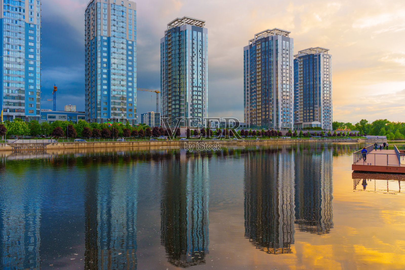 基辅河畔的现代住宅综合体在日落时分照片摄影图片