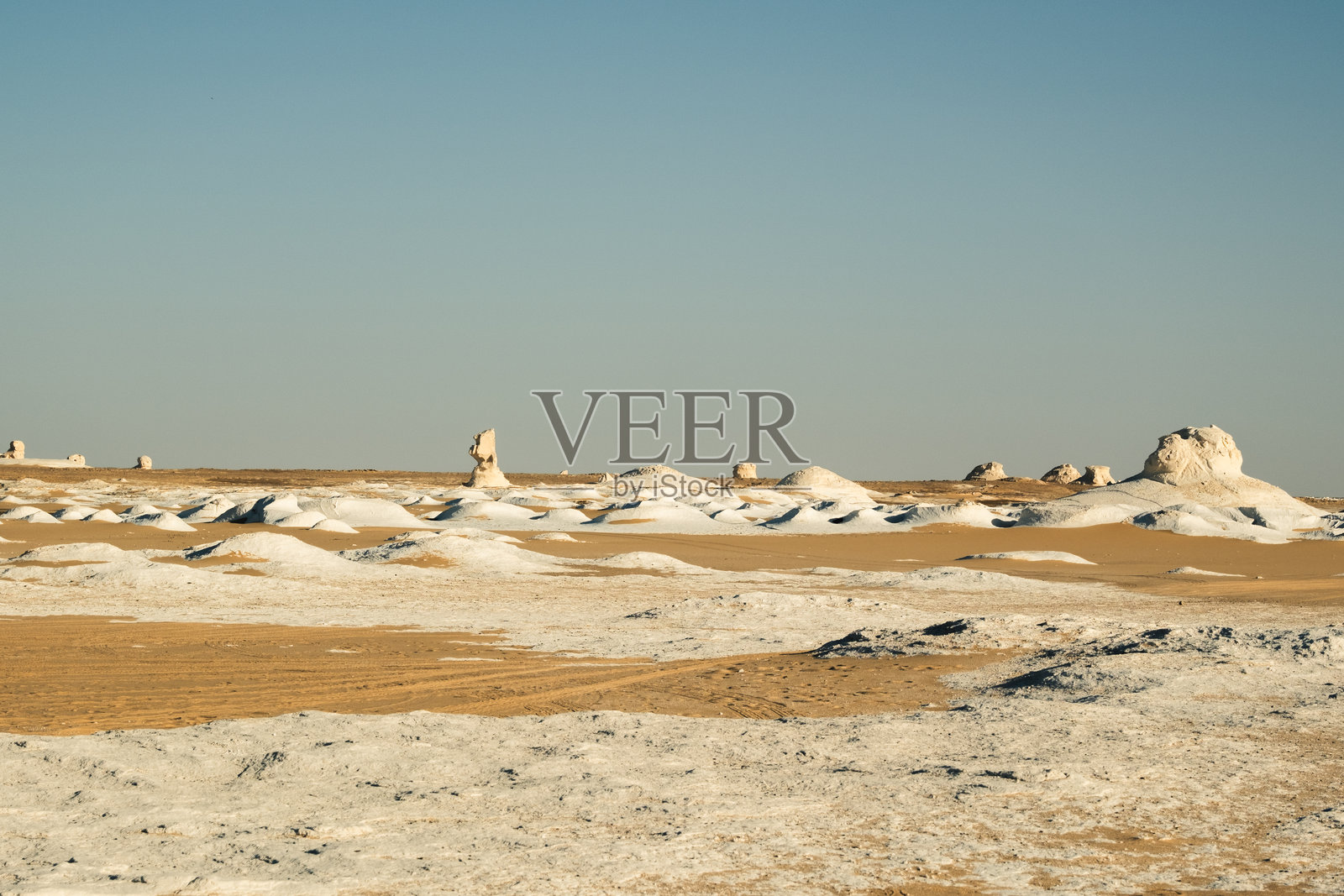 埃及白沙漠中的白色岩石和沙丘，自然沙漠景观照片摄影图片