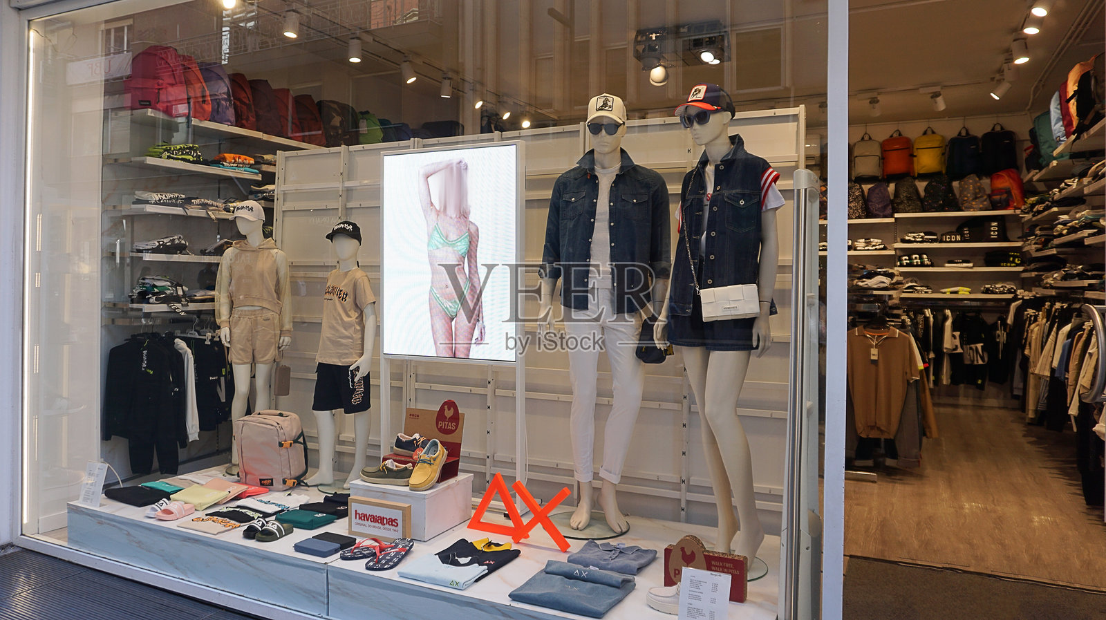 SUN68:城市街道上的休闲服装和运动服饰店招牌。照片摄影图片