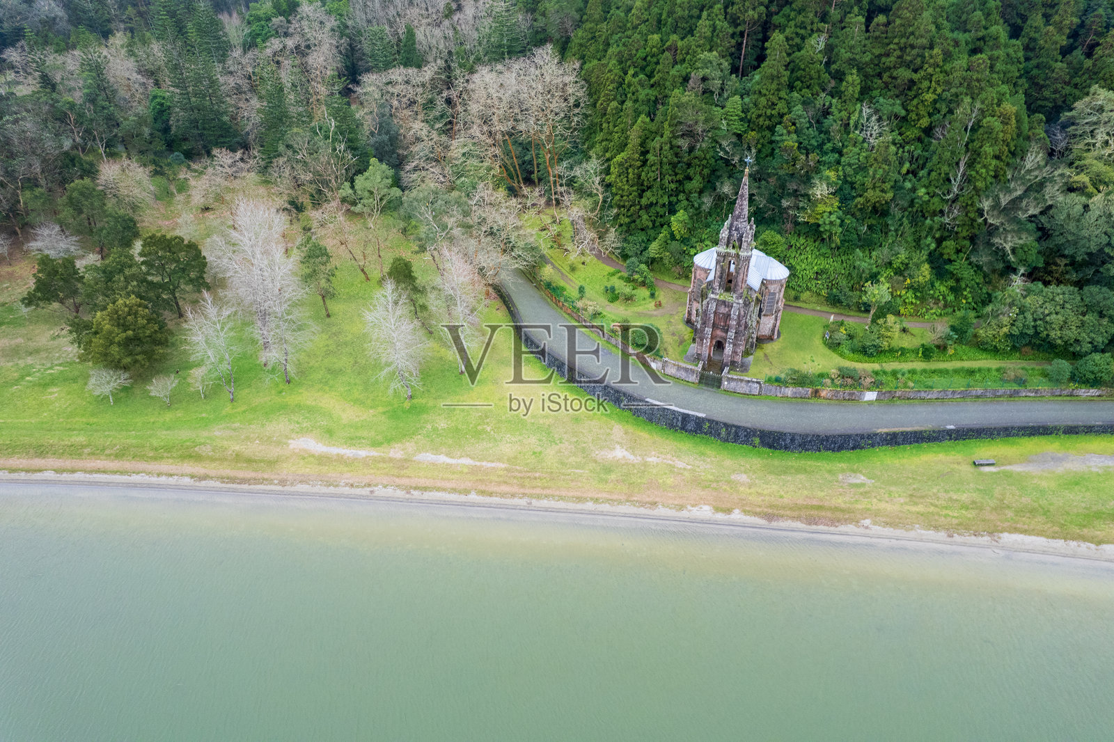 亚速尔群岛著名旅游胜地的航拍视角：从上方俯瞰富尔纳斯湖旁的哥特式小教堂照片摄影图片