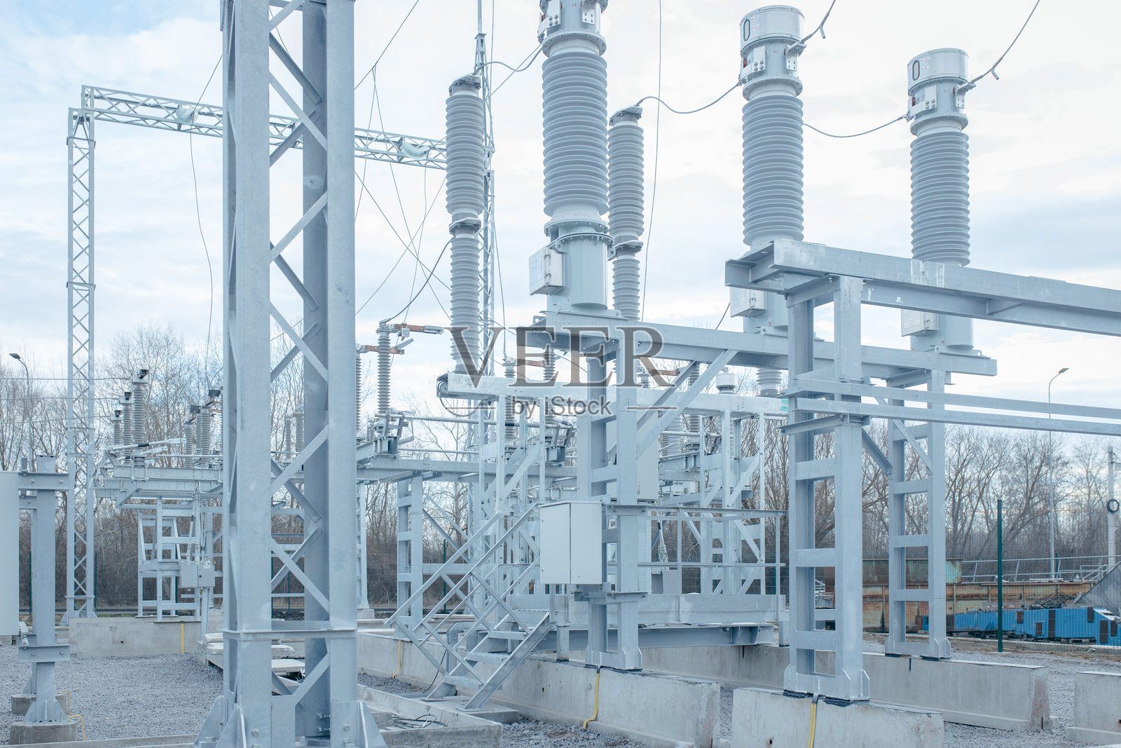 现代新型电站。用于升高或降低电压的设备，高压电站。电气变压器照片摄影图片