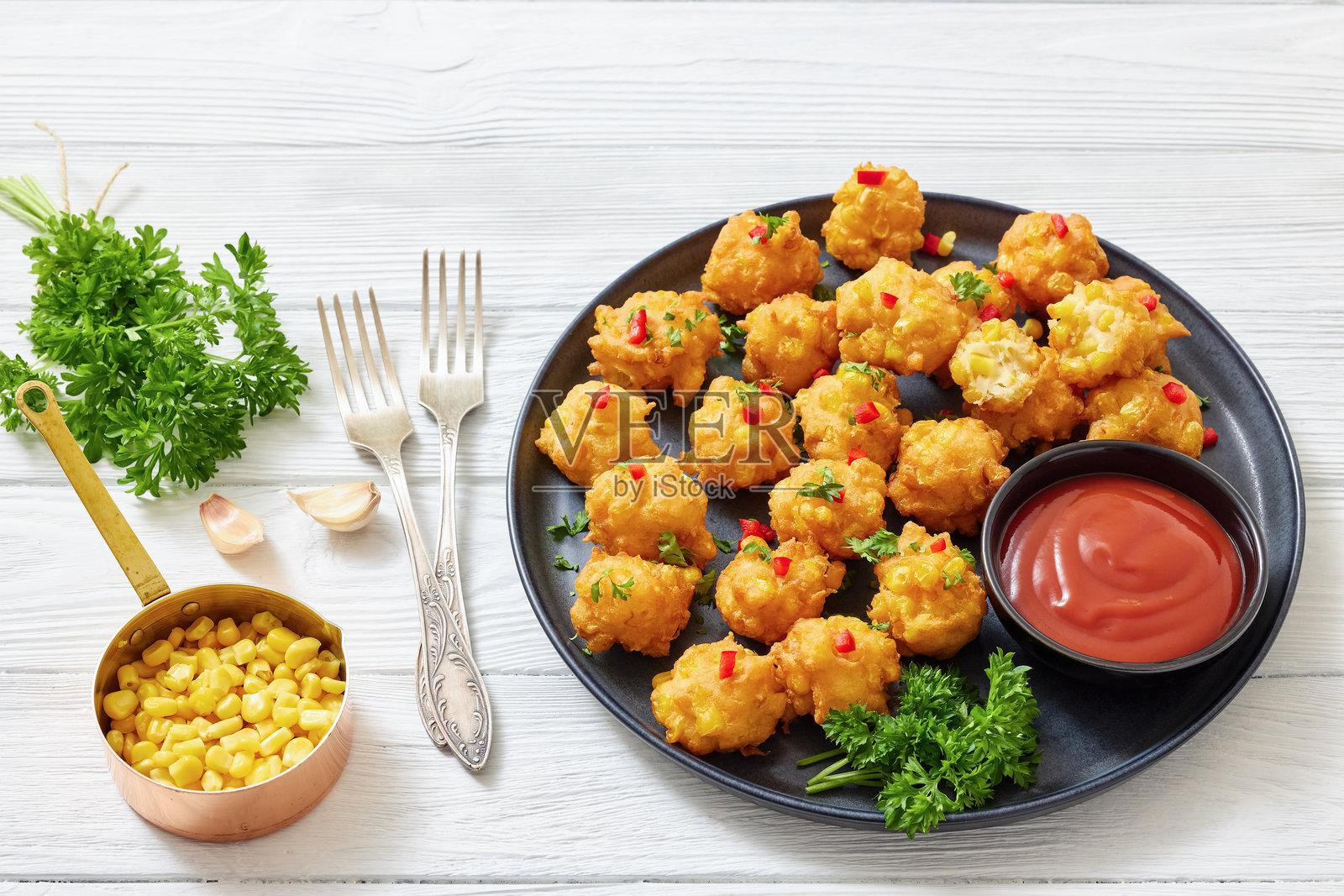 盘子上的玉米块配番茄酱照片摄影图片