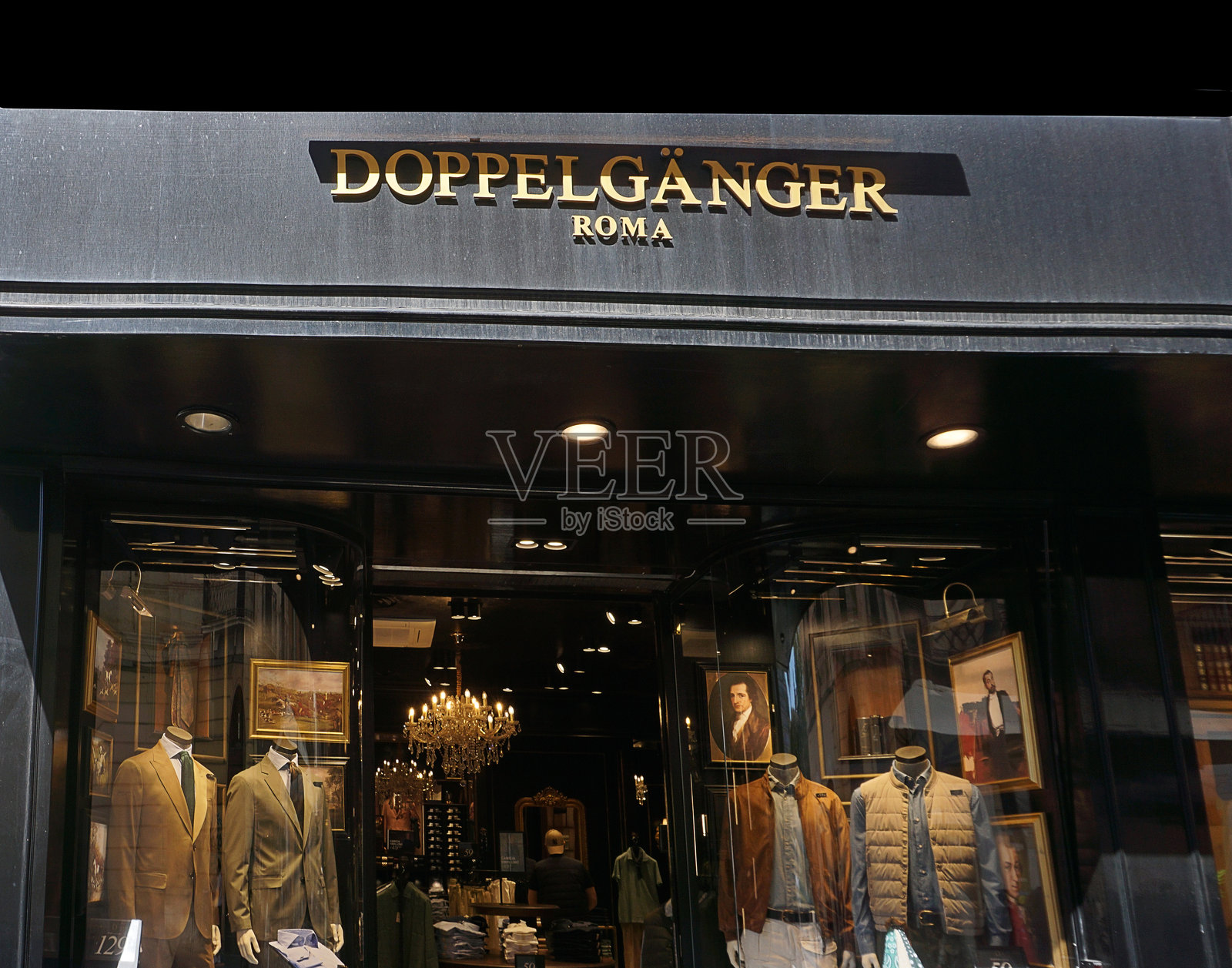 巴里市中心商店的Doppelganger标志。Doppelganger是一家专注于男装的意大利时尚零售商。照片摄影图片