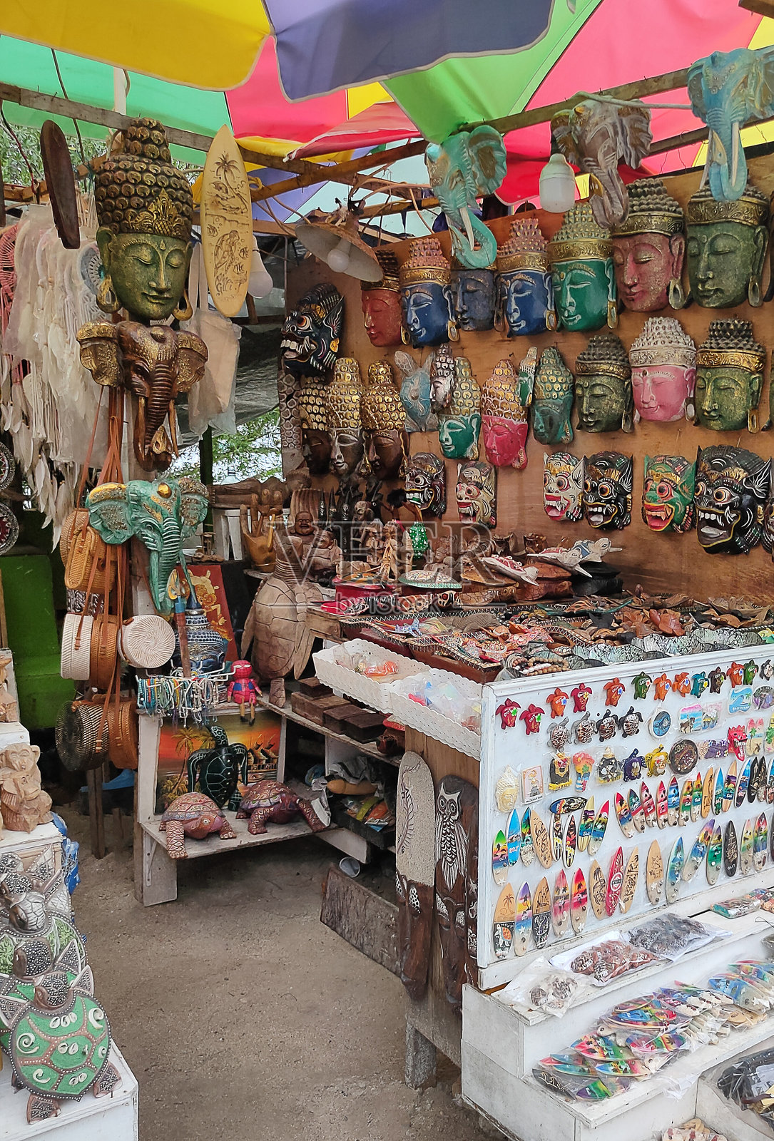 巴厘岛著名的乌布市场上的典型纪念品和手工艺品照片摄影图片