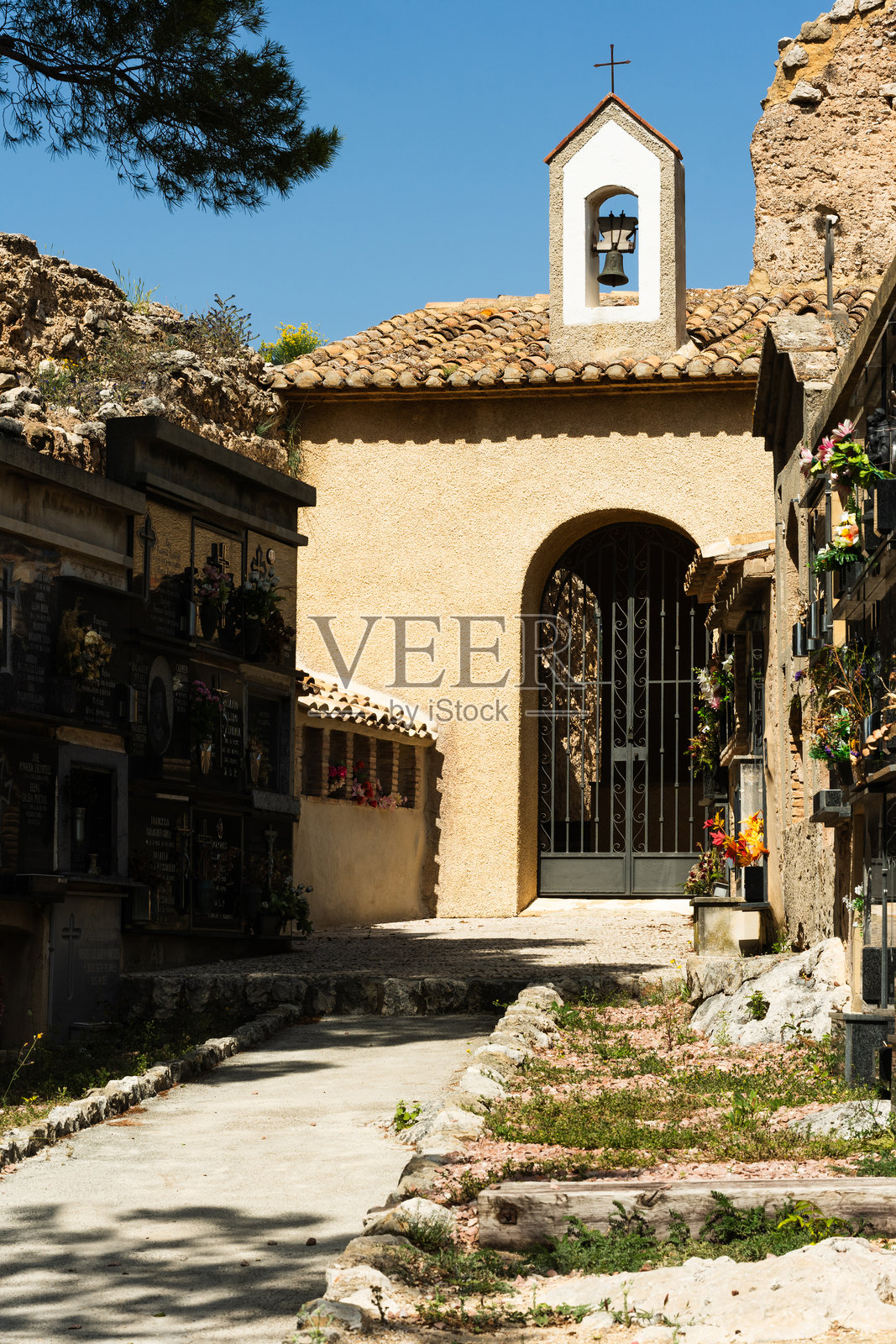 古老的墓地教堂与钟楼入口照片摄影图片