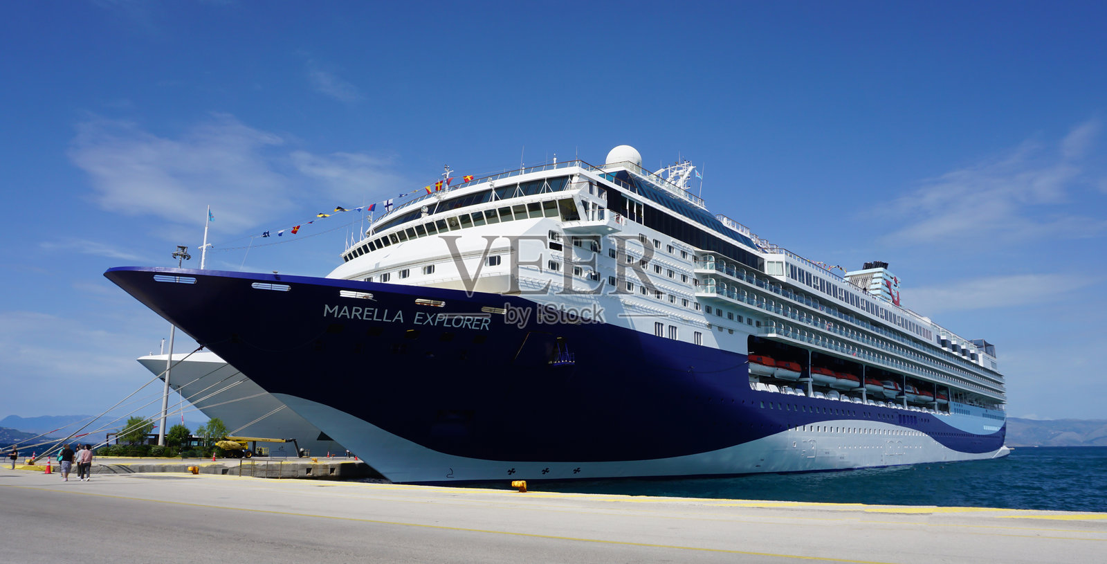 大型邮轮Marella Explorer是Marella Cruises船队中最新的船只，隶属于由TUI UK运营的英国邮轮公司，停靠在邮轮码头。照片摄影图片