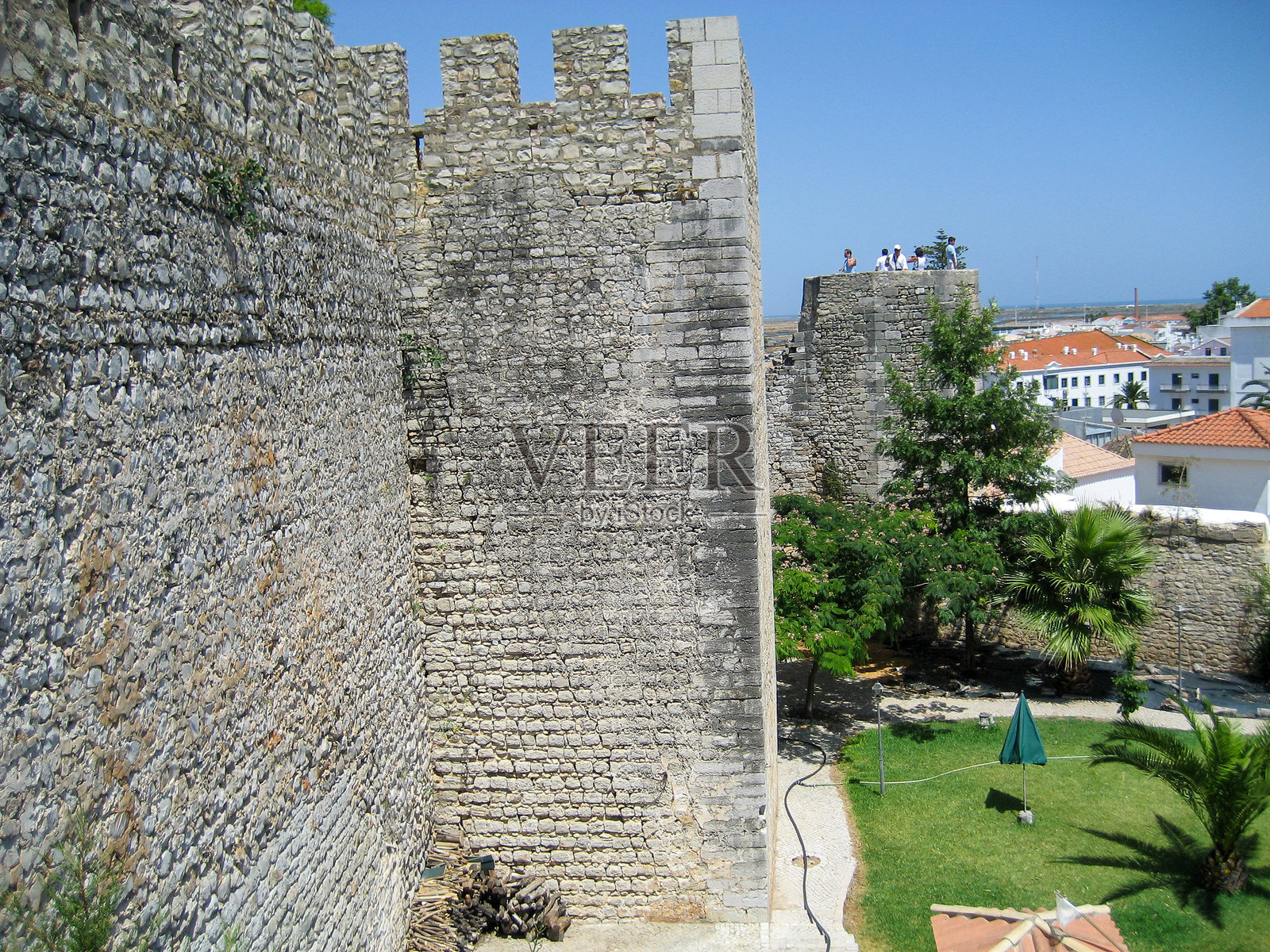 从葡萄牙阿尔加维地区塔维拉的圣地亚哥教堂俯瞰的景色。照片摄影图片