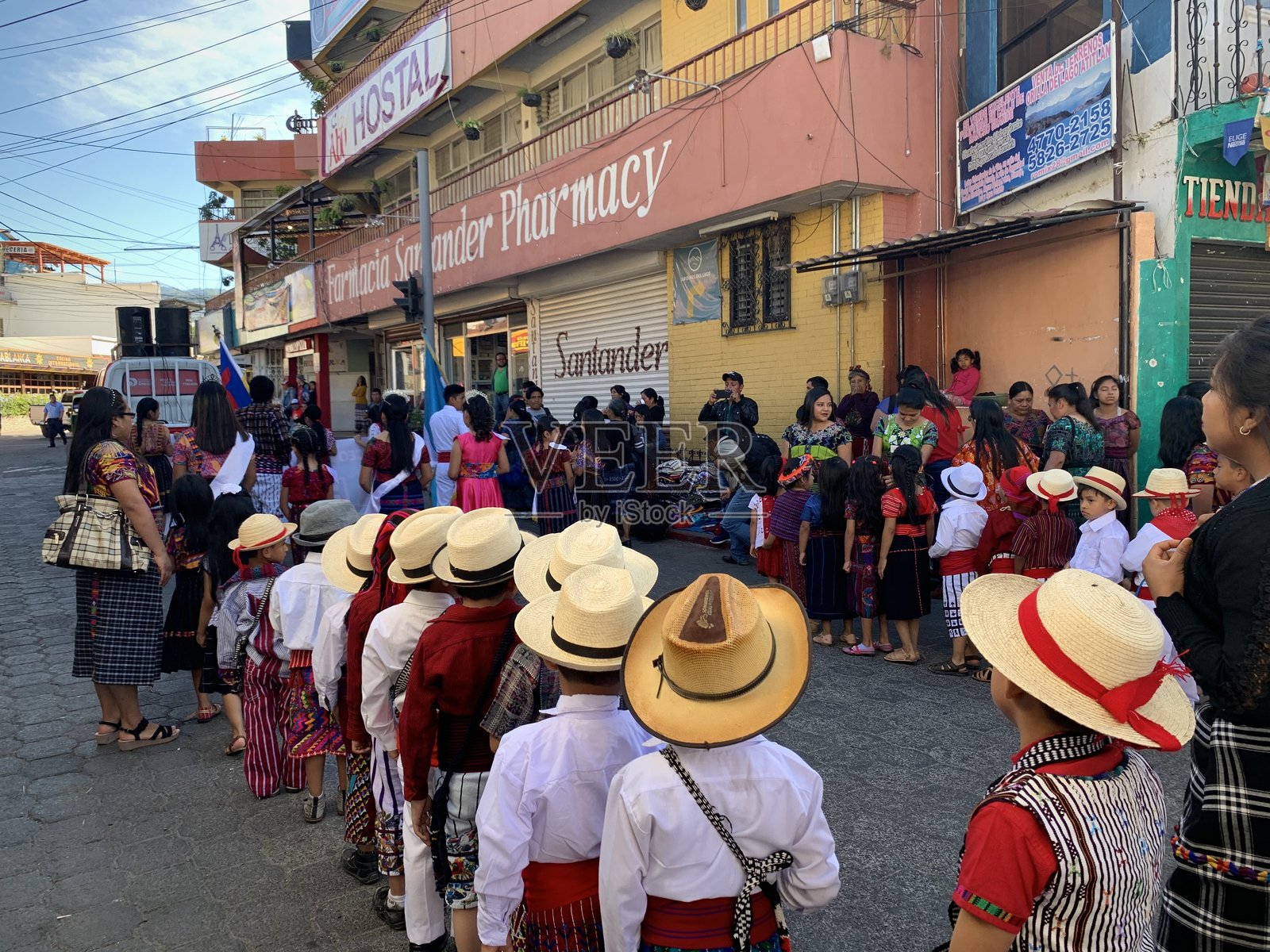孩子们排队参加特昆乌曼日游行照片摄影图片
