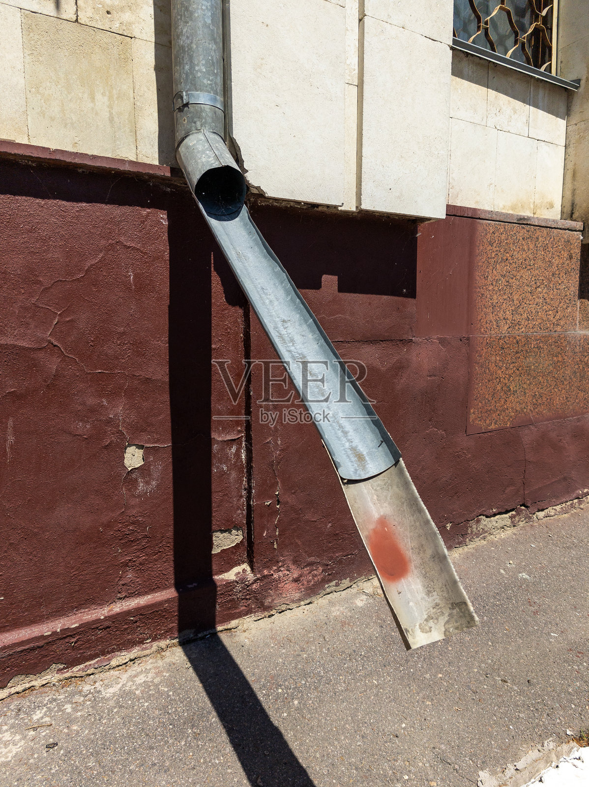 一根金属管从建筑物侧面伸出照片摄影图片