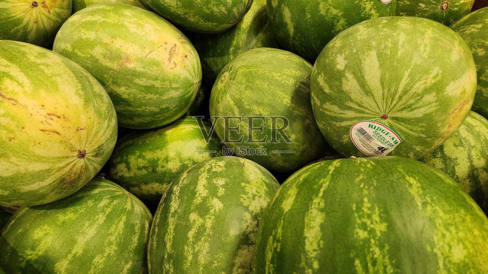 当地杂货店的西瓜特写照片摄影图片