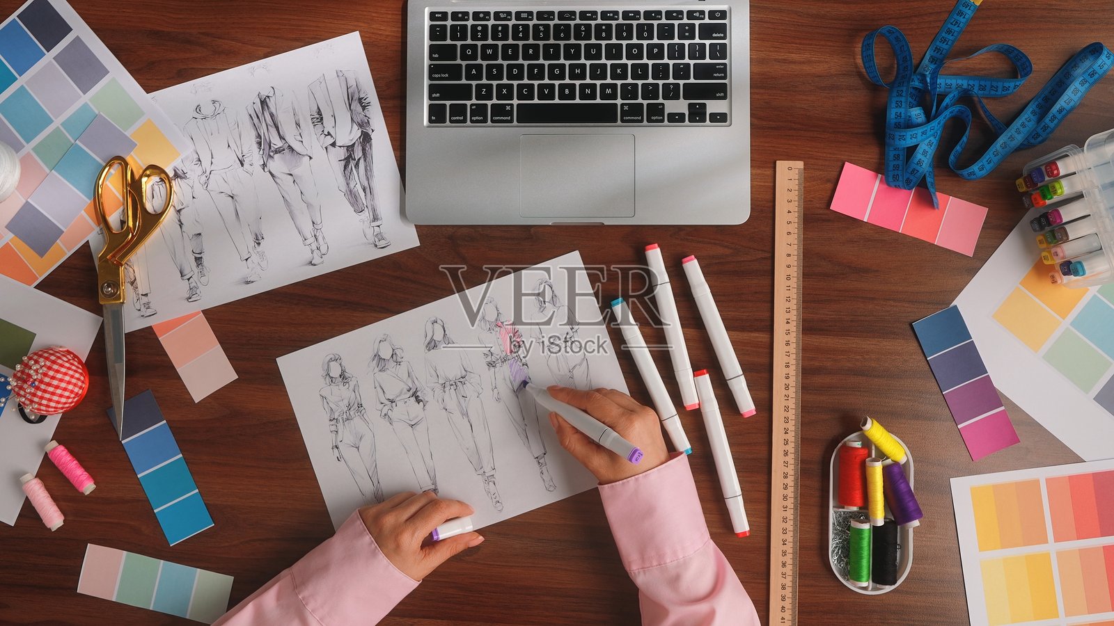 现代工作室环境中的创意时尚设计过程照片摄影图片