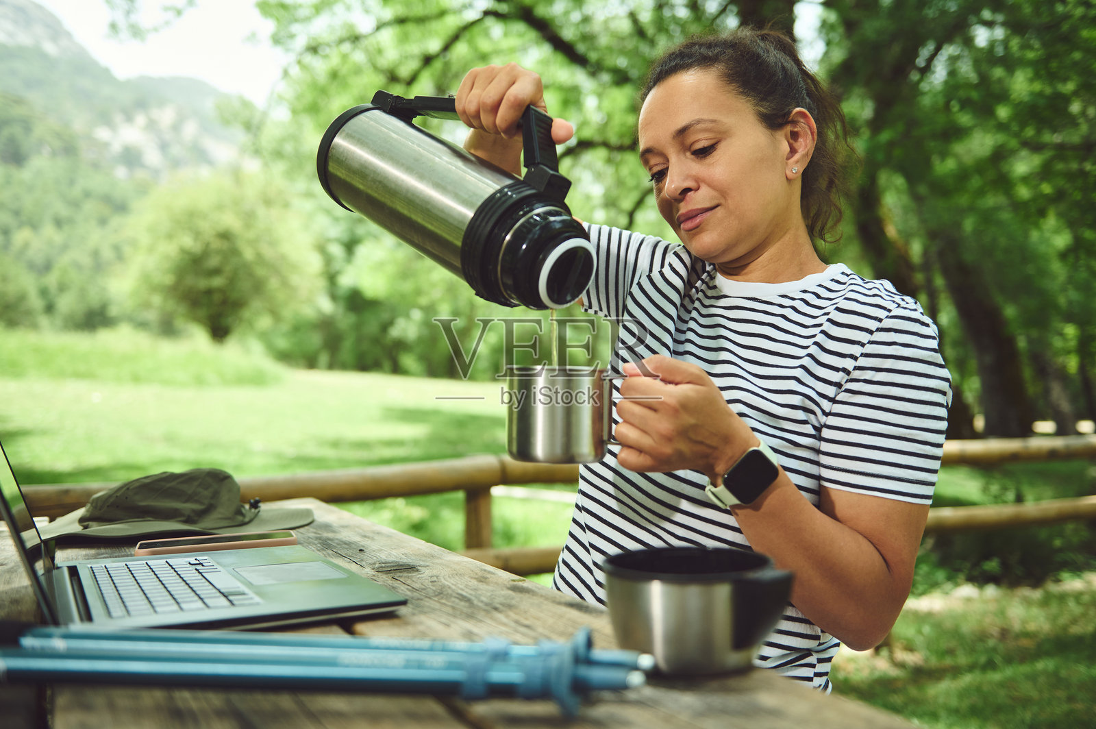女性在风景如画的大自然中享受清新的户外工作环境照片摄影图片
