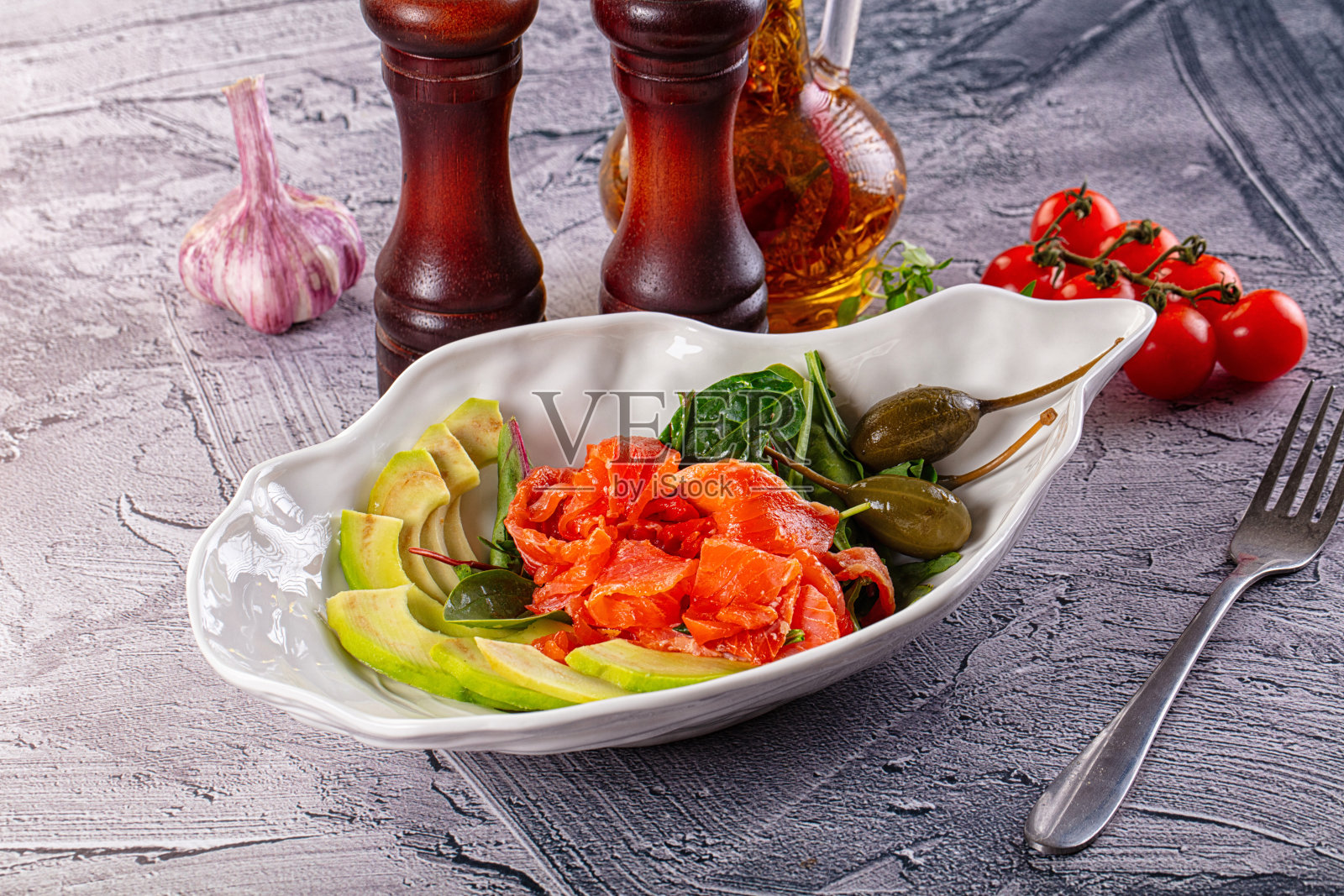 含有三文鱼和鳄梨的健康沙拉照片摄影图片