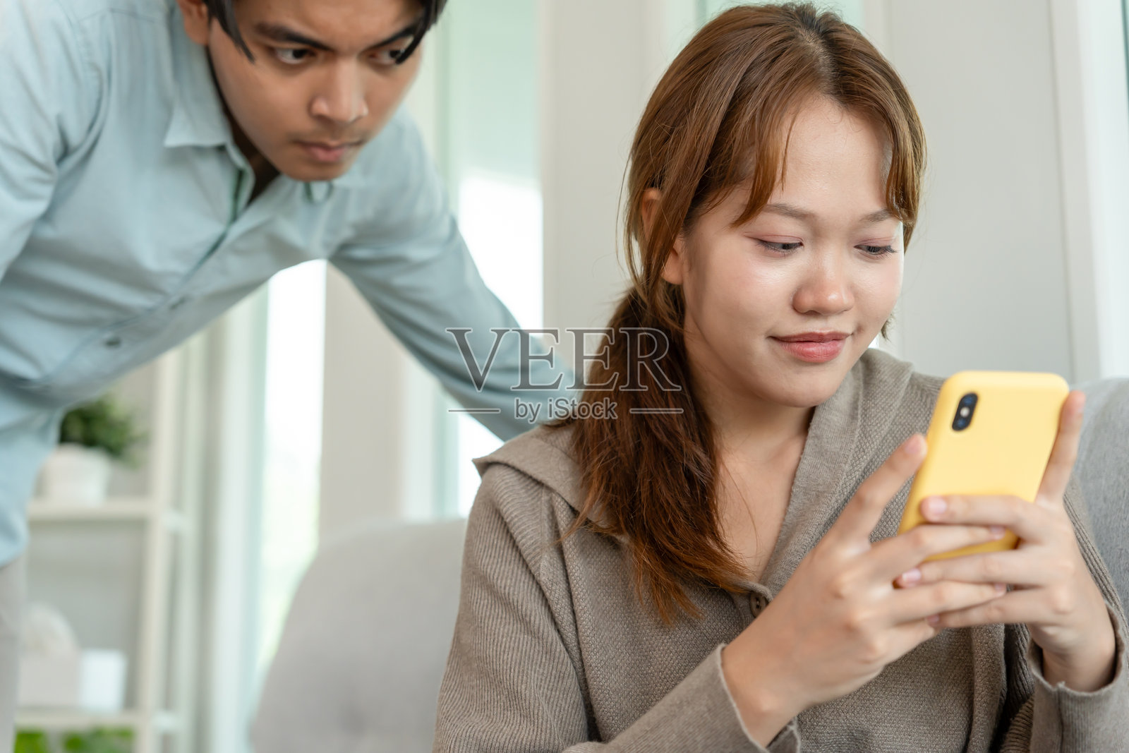 双重约会，妻子用手机聊天与他人，发生了一段风流关系，情人，出轨，重婚，妻子有外遇，家庭问题，不忠，离婚，分开照片摄影图片