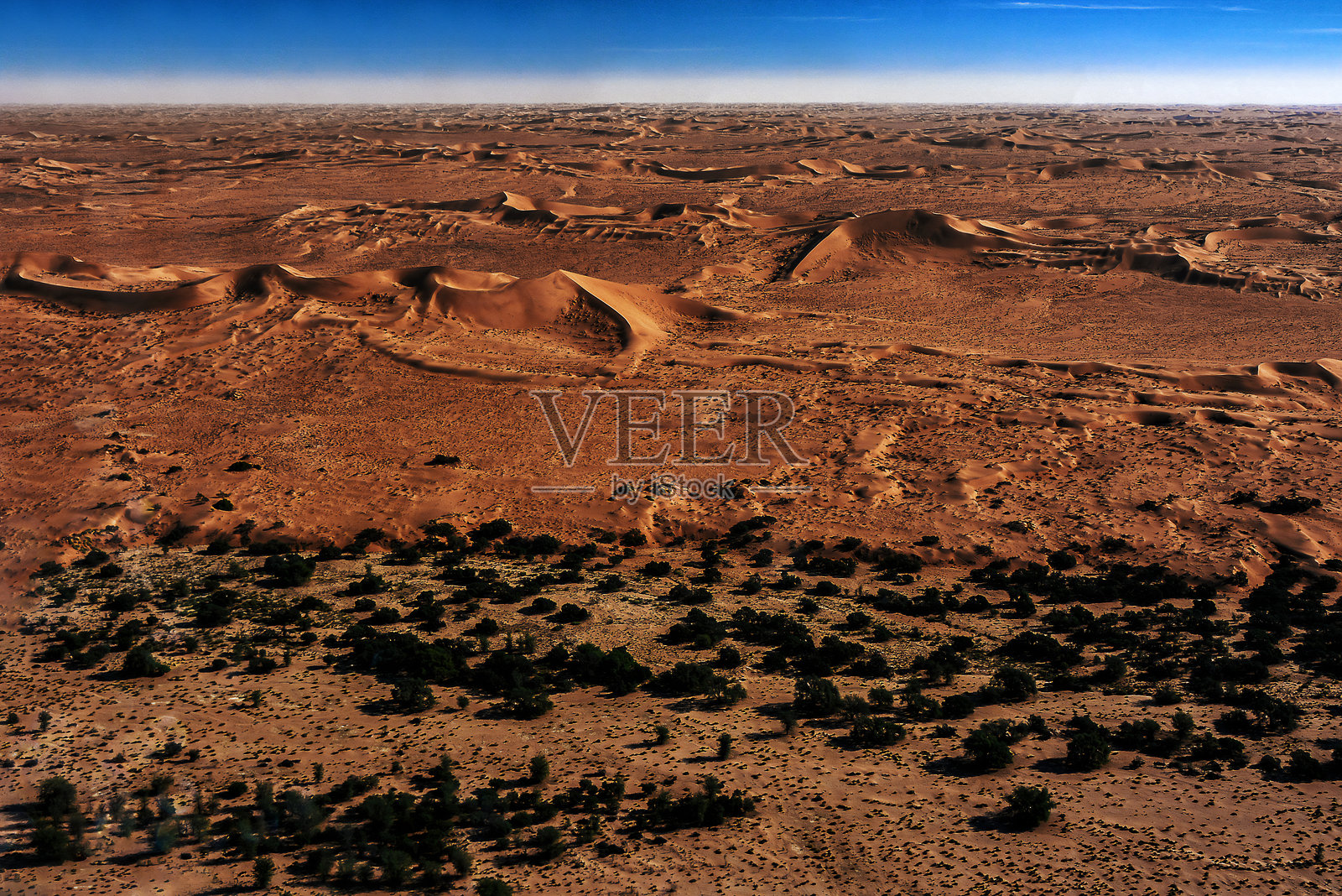 纳米比亚沙丘的壮观航拍视角，拍摄于下午的阳光下。照片摄影图片