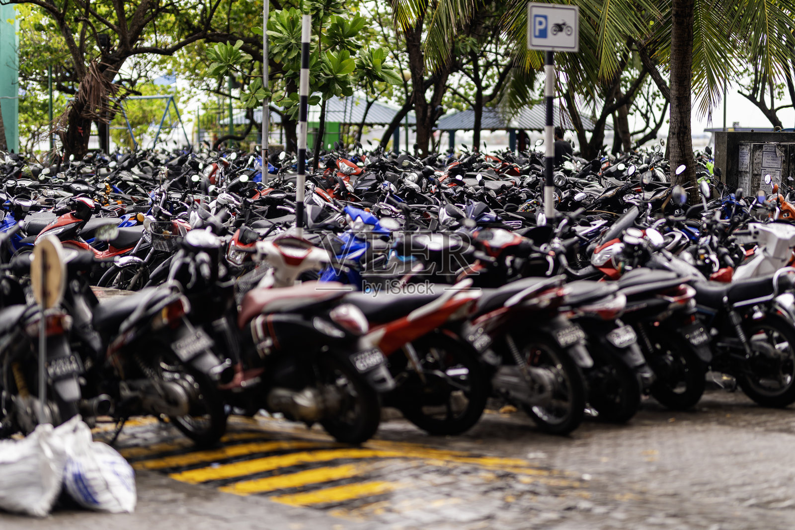 马尔代夫马累拥挤的摩托车停车场 - 城市交通照片摄影图片